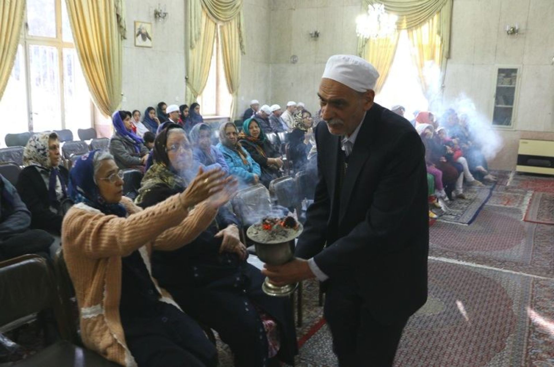 دودکردن کندر وحشی در جشن میانه زمستان؛ منبع عکس: ajammc.com؛ عکاس: بهراد نفیسی