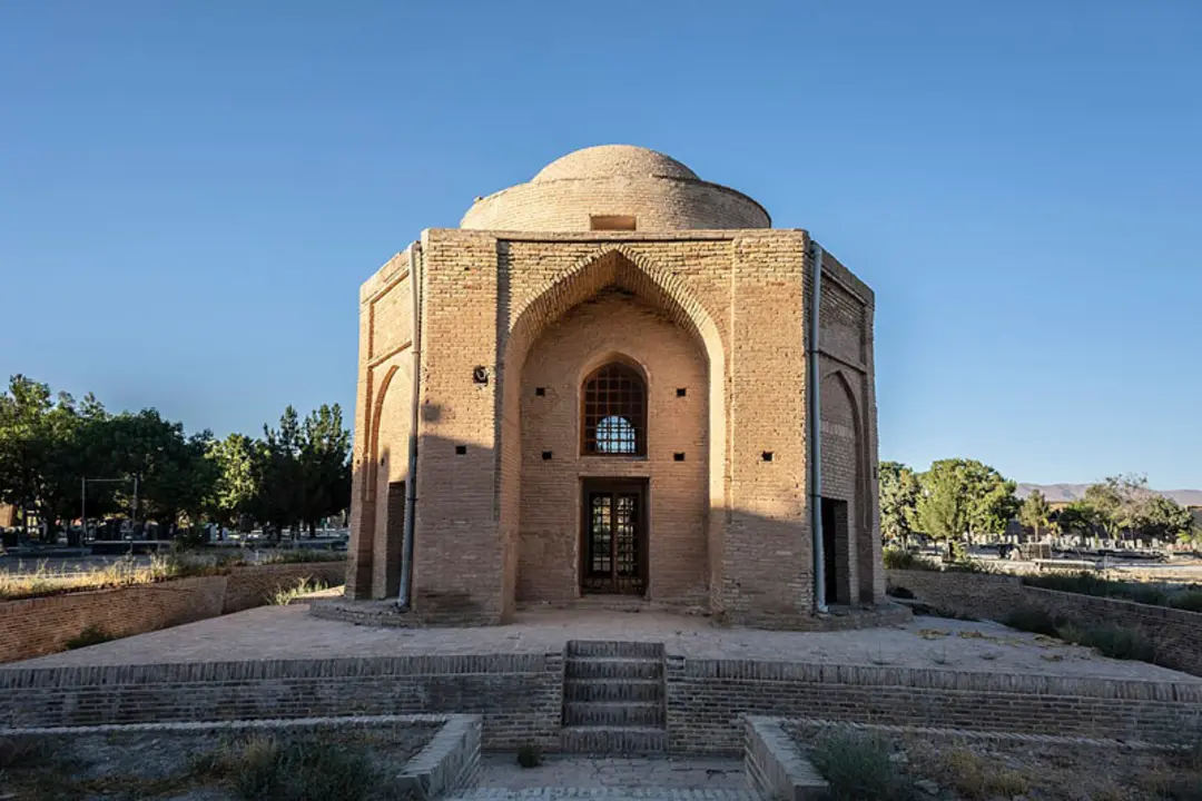 نمای کلی از چهارطاقی تیموری؛ منبع عکس: ویکی مدیا؛ عکاس: Morteza Heidarian Mehr
