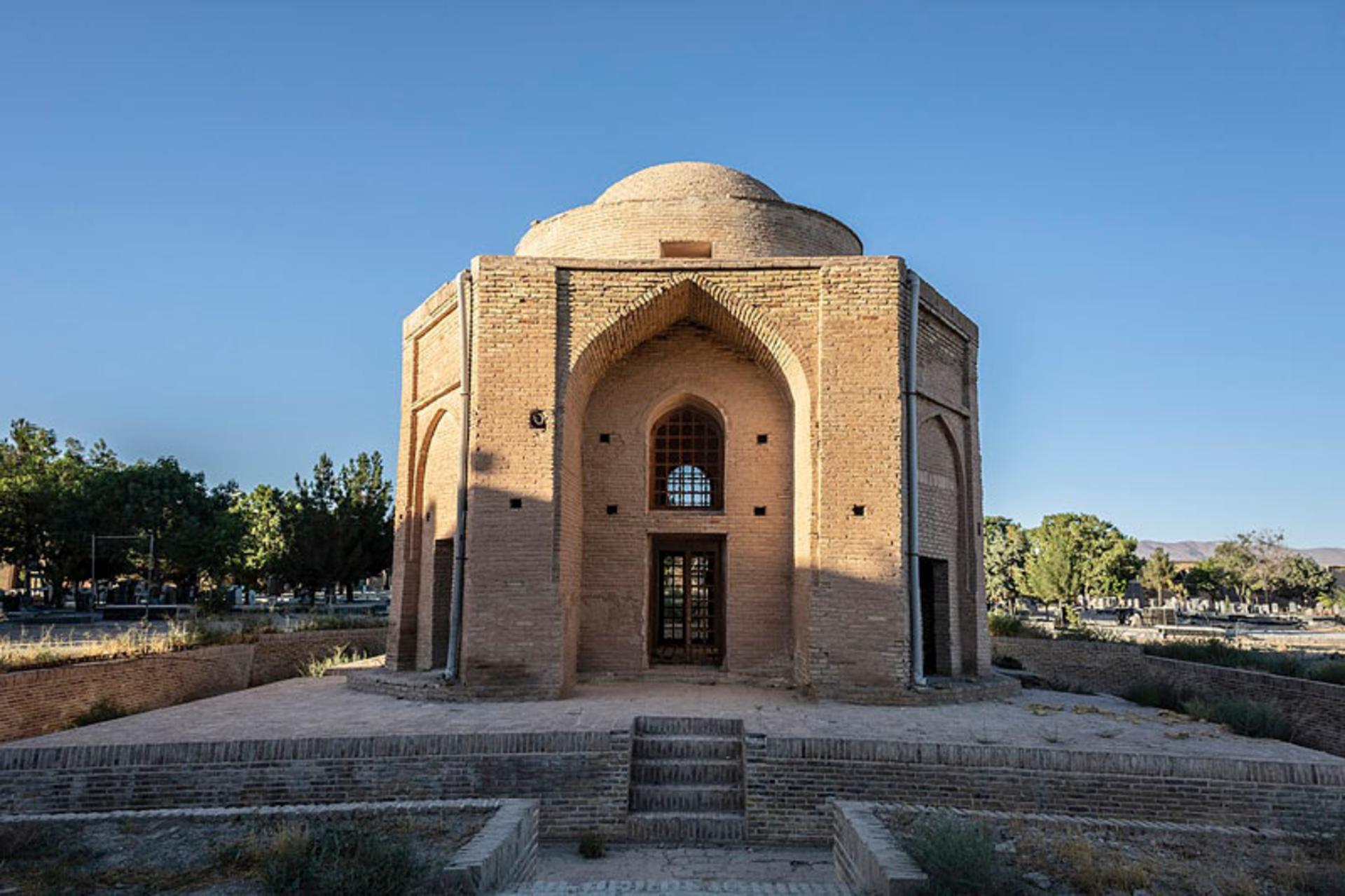 نمای کلی از چهارطاقی تیموری؛ منبع عکس: ویکی مدیا؛ عکاس: Morteza Heidarian Mehr