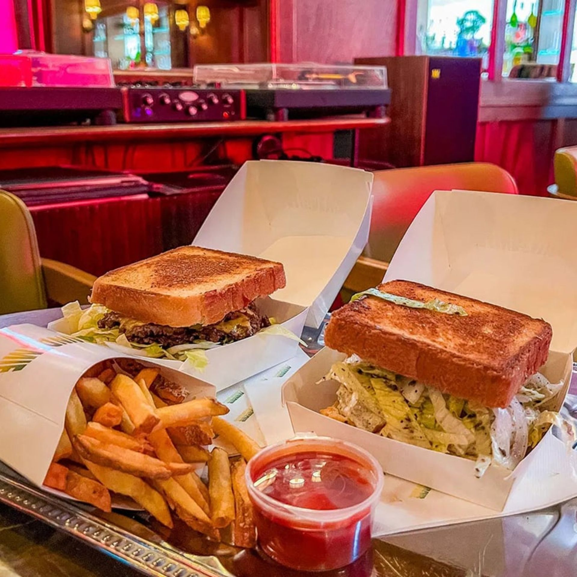 دو پرس غذا در رستورانی در آمستردام