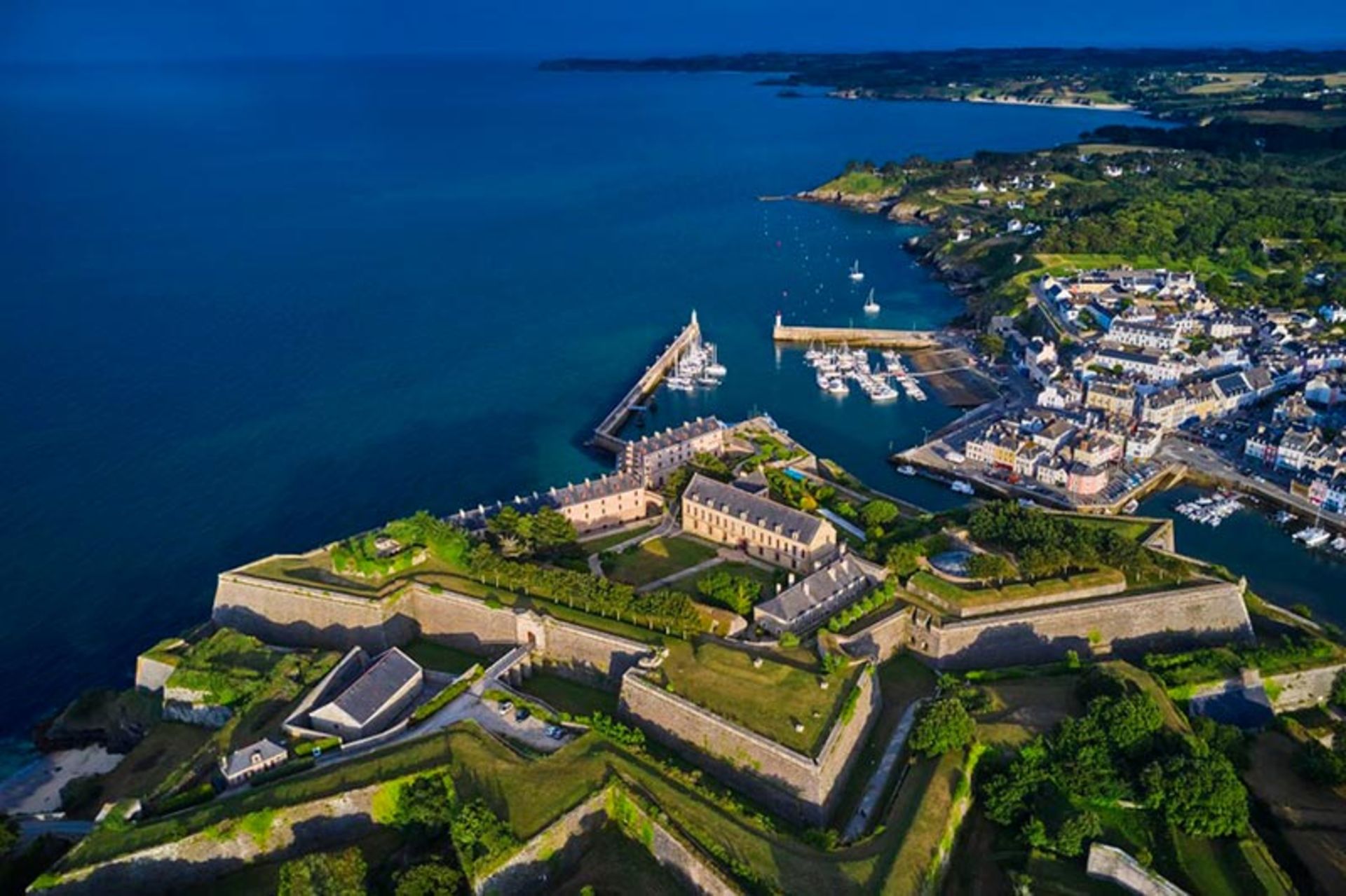 سایت و ارگ  Belle-Ile-en-Mer در بندر بریتانی در  شمال غربی فرانسه