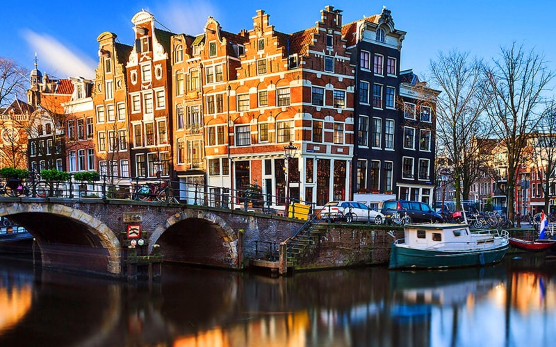 گذرگاهی روی کانال آب در آمستردام