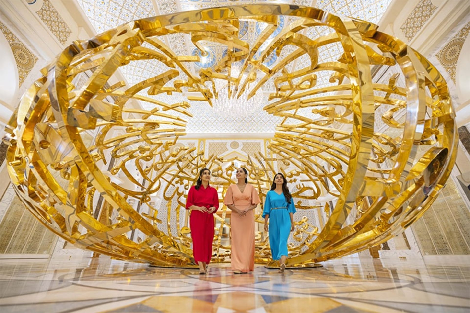 زنان گردشگر در قصر الوطن ابوظبی، منبع عکس: visitabudhabi.ae، عکاس: ناشناس