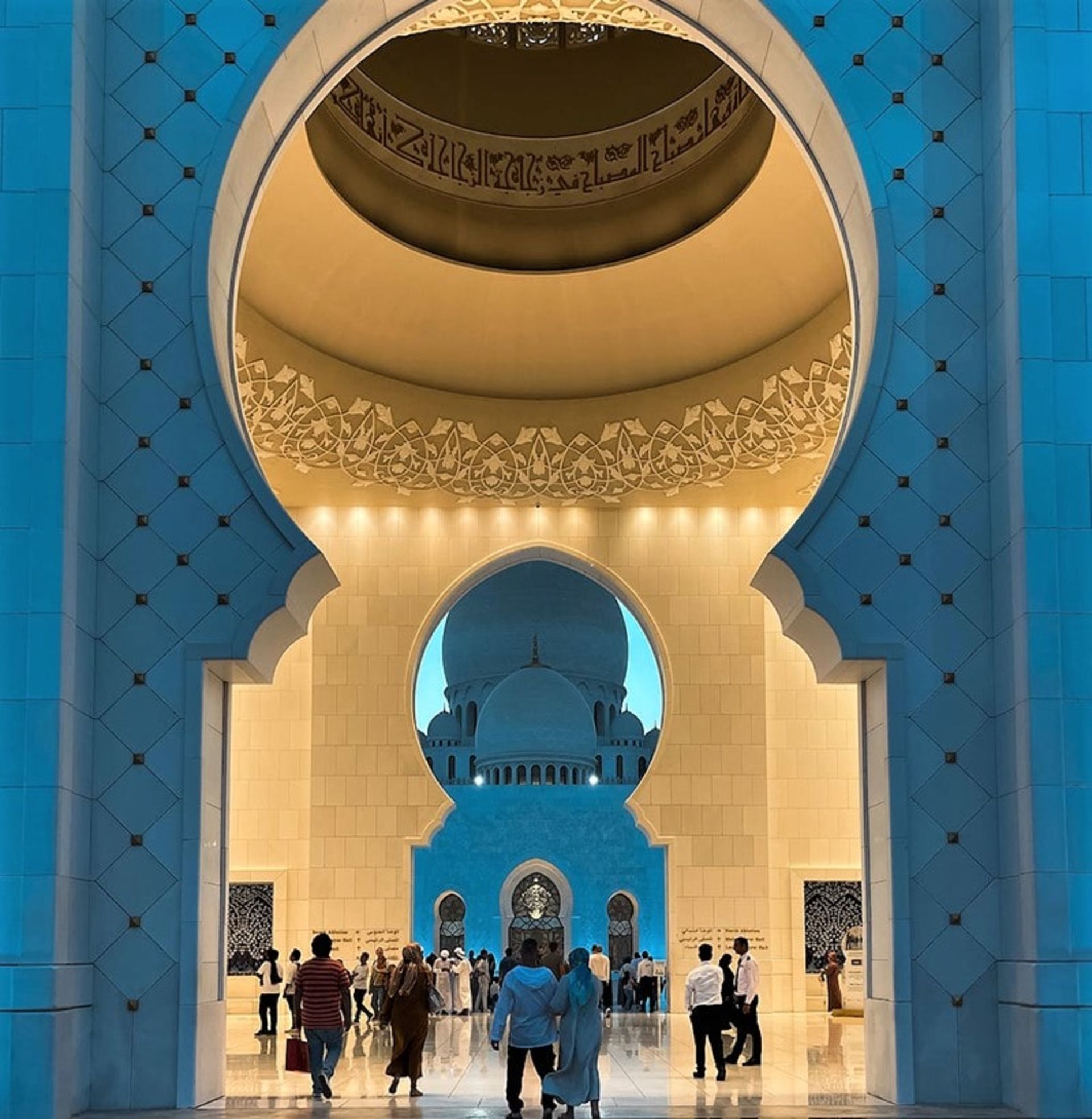 تردد گردشگران و نمازگزاران در مسجد شیخ زاید، منبع عکس: pexels.com، عکاس: yulia pribytkova
