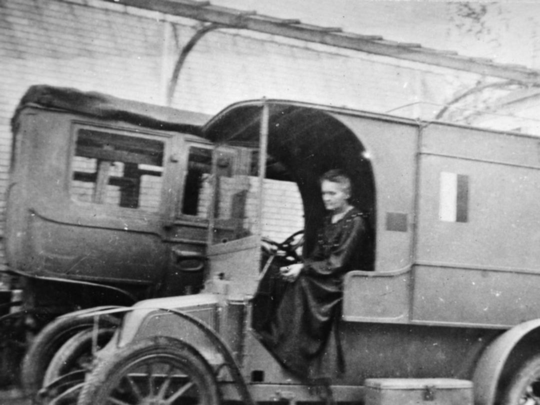 ماری کوری در واحد رادیولوژی سیار؛ منبع عکس: Musee Curie، عکاس: نامشخص