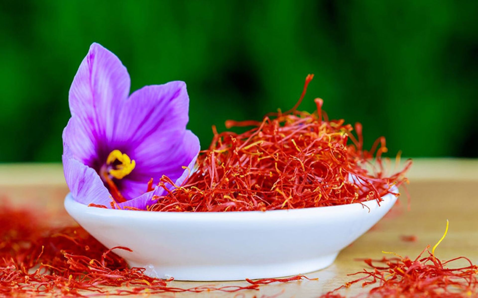 یک کاسه سفید حاوی زعفران