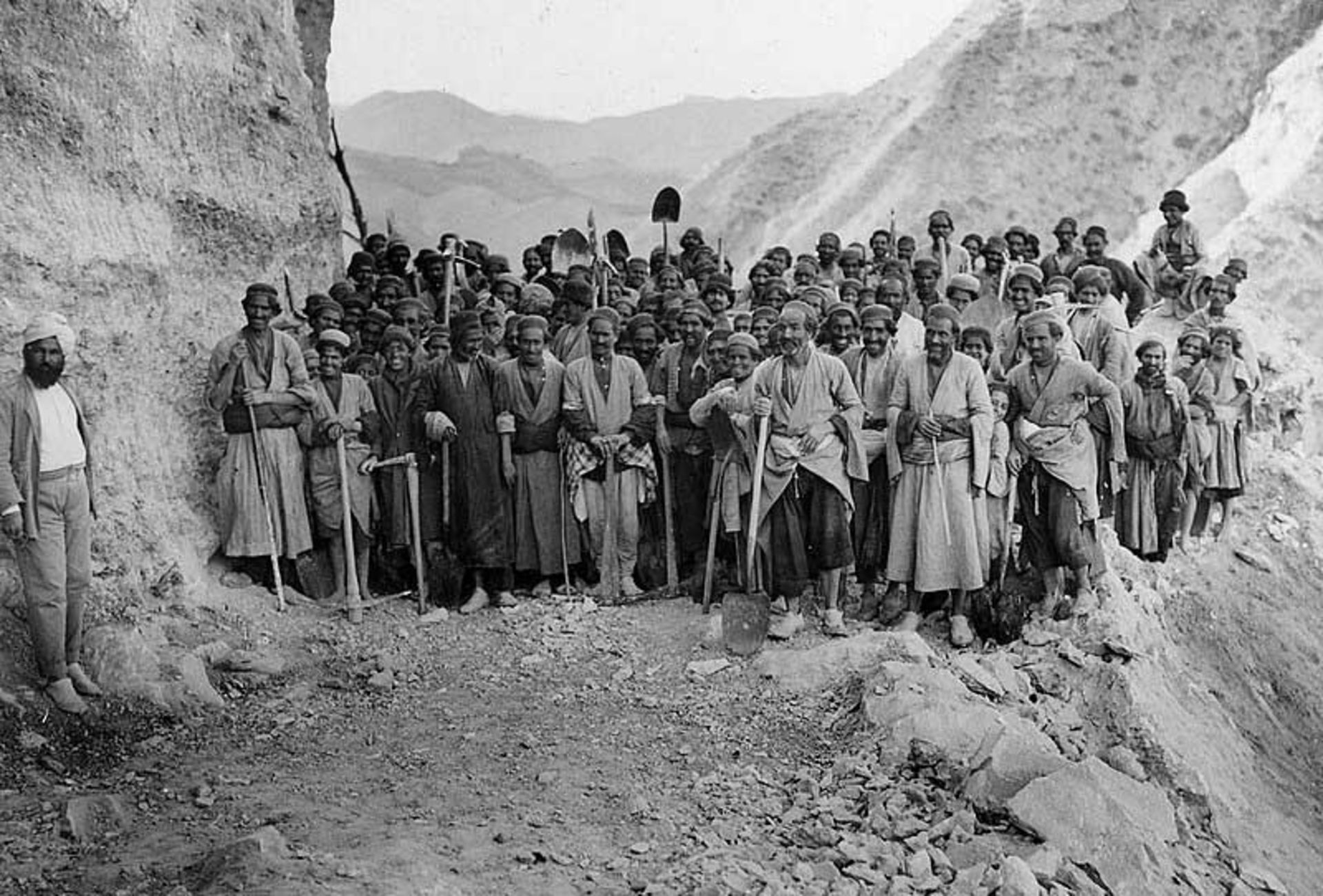 کارگران و اهالی کندوان هنگام ساخت تونل کندوان