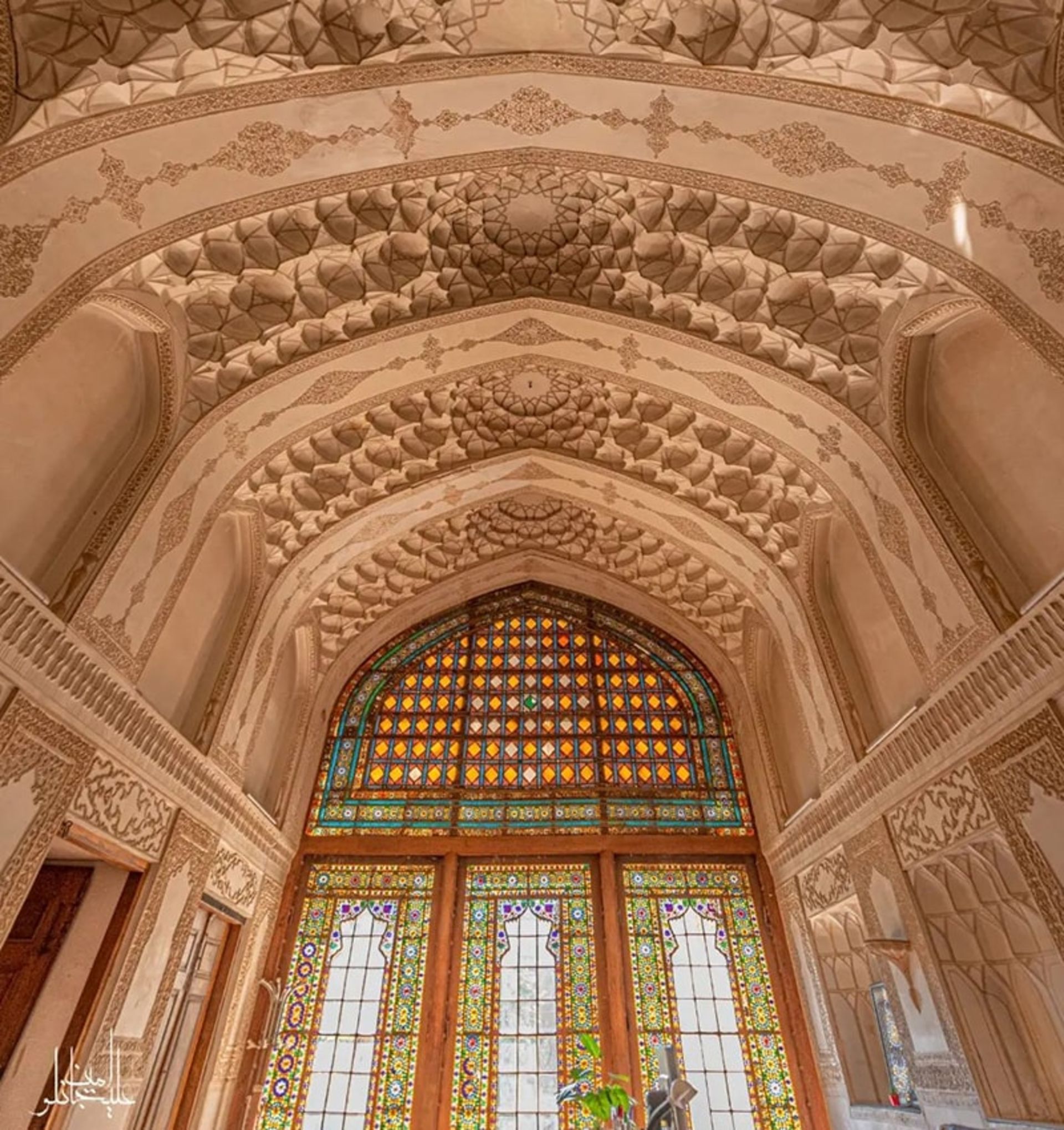 سقف طاقی‌شکل و پنجره بزرگ در خانه حقیقی اصفهان، منبع عکس: اینستاگرام alijanlou.amin@، عکاس: امین علیجانلو