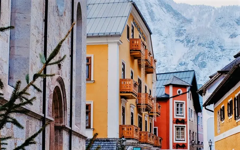 خانه‌های رنگارنگ در هال اشتات، منبع عکس:boredpanda.com، عکاس: Dito Tediashvili
