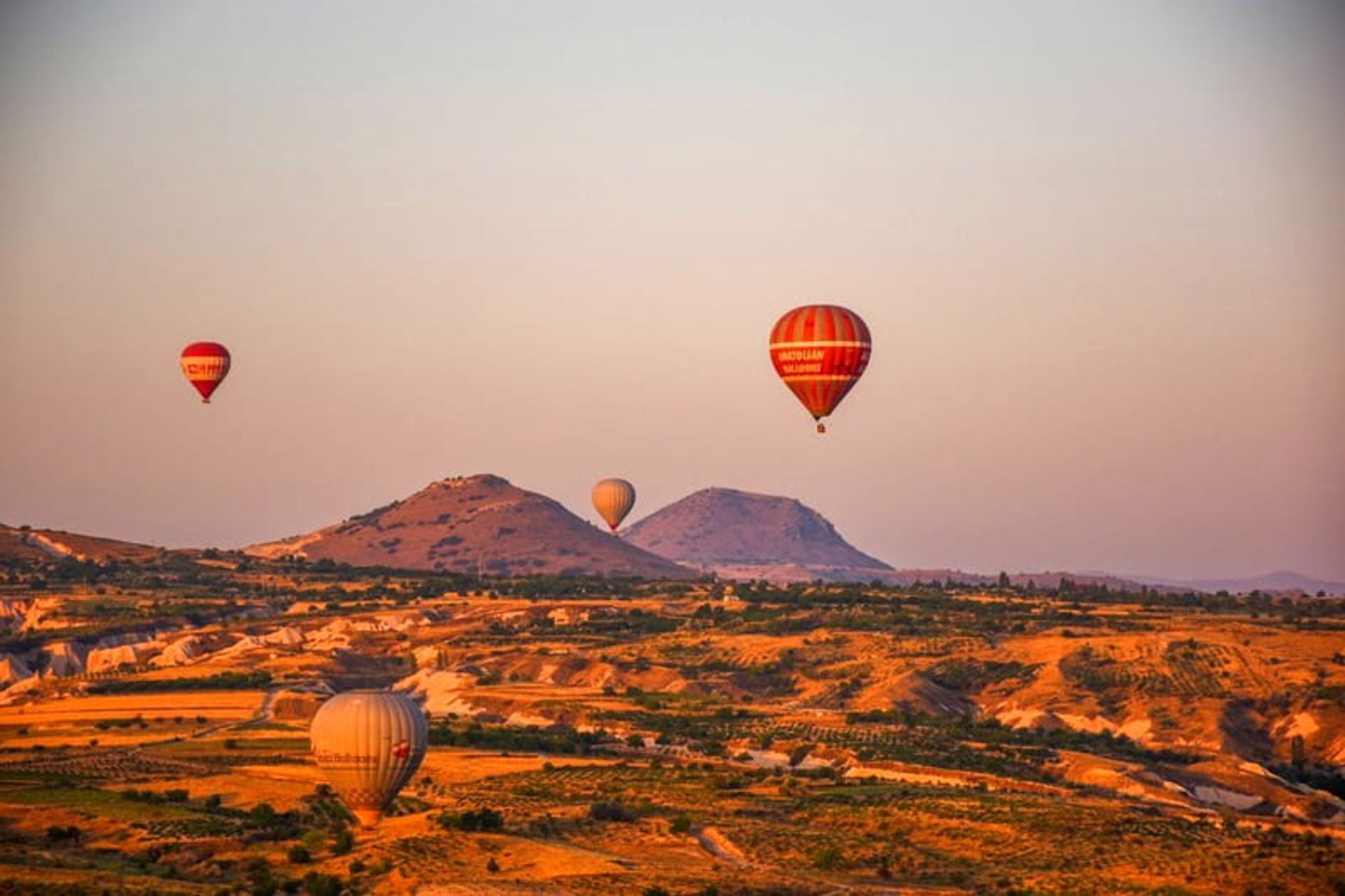منظره‌ای تماشایی از پرواز بالون‌های هوای گرم در کاپادوکیا، منبع: pixabay.com