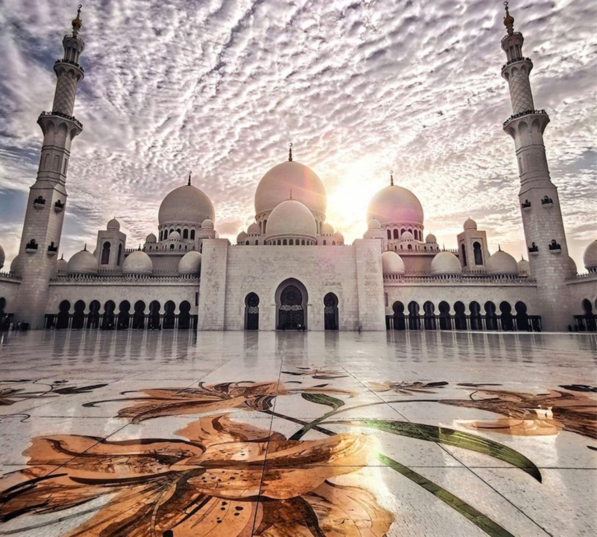 تزیینات کف حیاط مسجد شیخ زاید، منبع عکس: pexels.com، عکاس: mohamad tamer