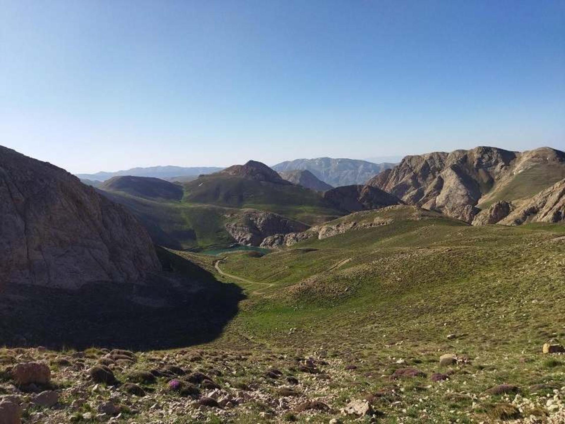 دورنمای دریاچه لزور؛ منبع عکس: ویکی لاک؛ عکاس: شهرام کاشانی