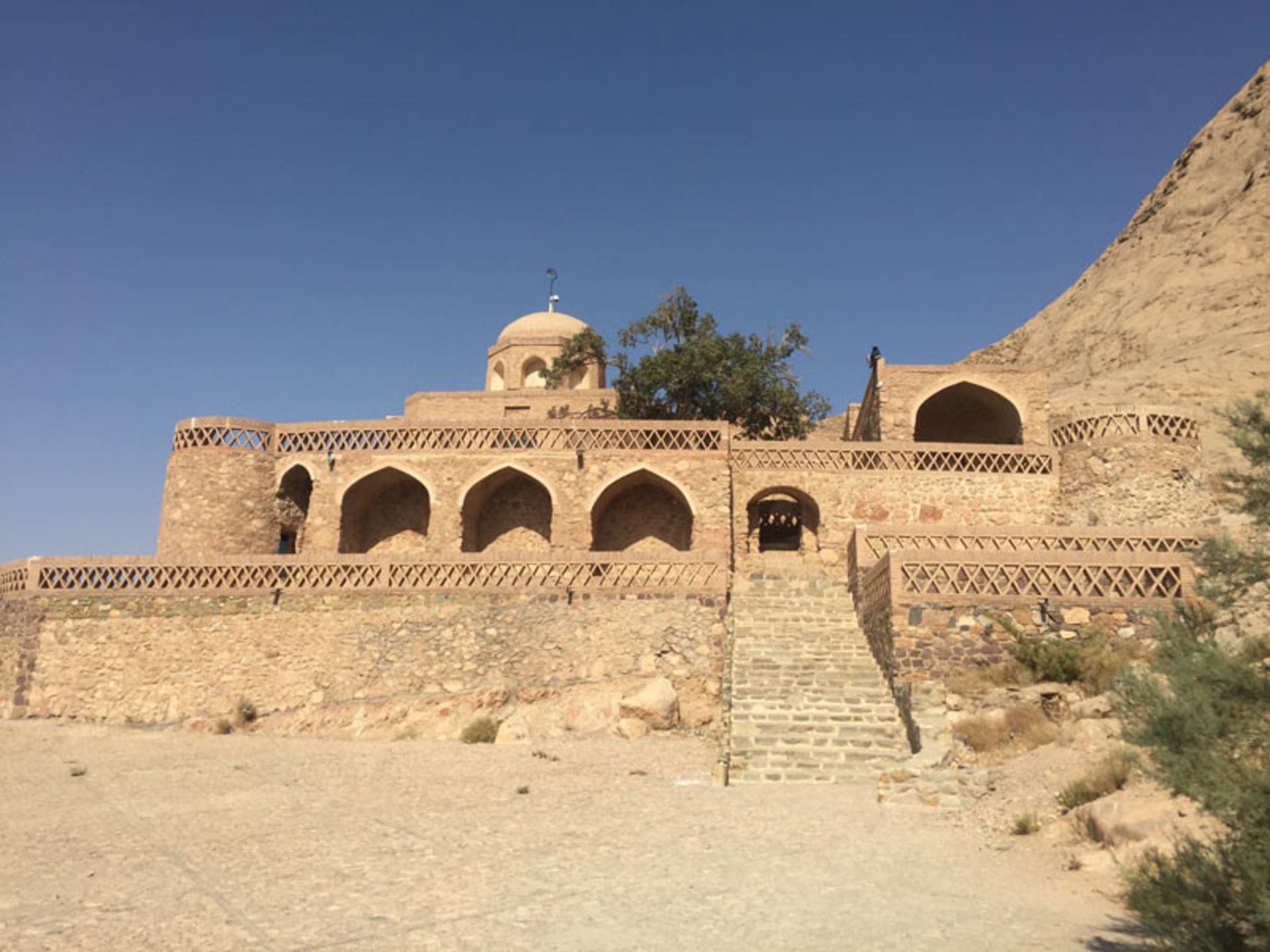 آرامگاه بوذرجمهر قاینی از نمای دور؛ منبع عکس: گوگل مپ؛ عکاس: وحید عابدین زاده