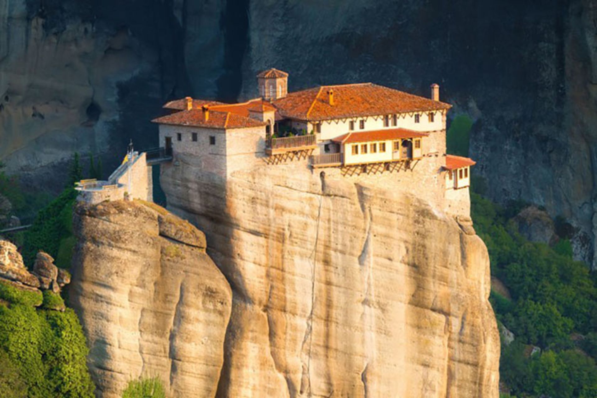 یک صومعه یونانی بر فراز تخته سنگی بلند