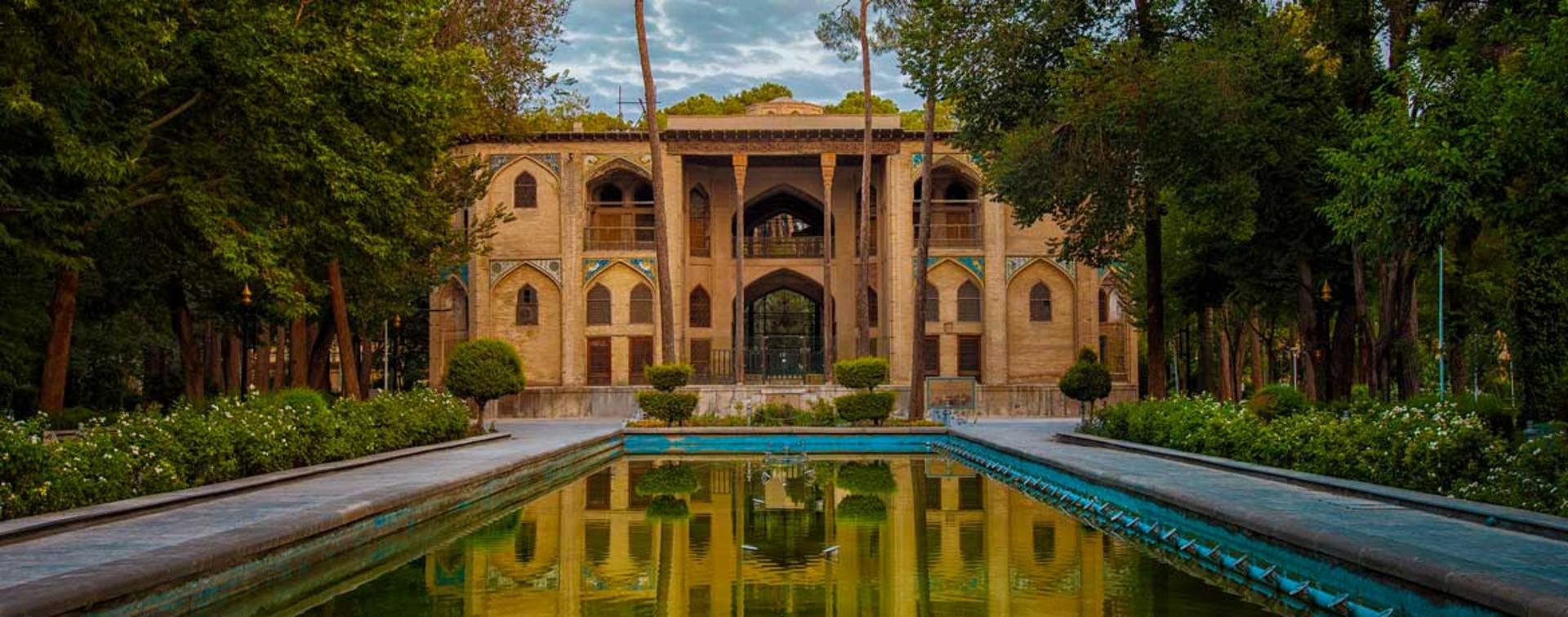 آتش‌سوزی در چهلستون اصفهان؛ حریق مهار شد