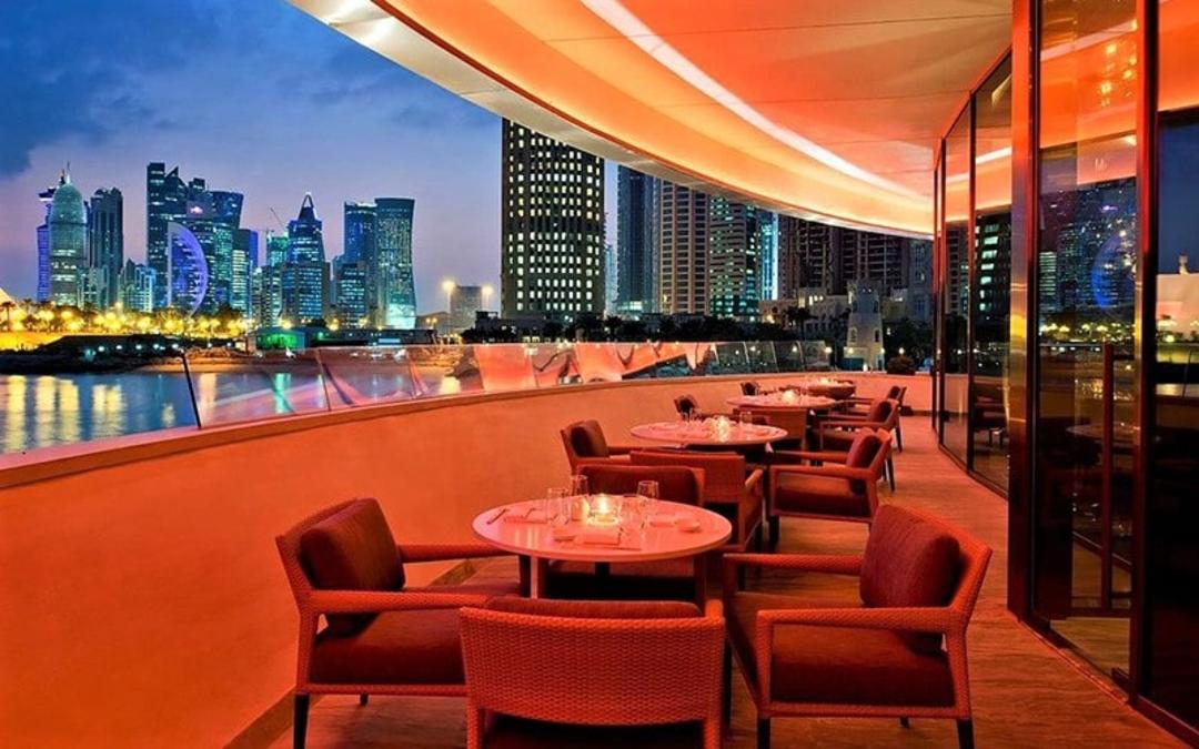 رستوران نوبو دوحه در شب، منبع عکس: اینستاگرام nobudoha@، عکاس: ناشناس