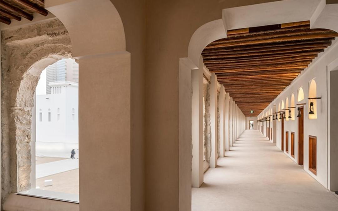 ایوان ستو‌ن‌دار قصر الحصن ابوظبی، منبع عکس: visitabudhabi.ae، عکاس: ناشناس