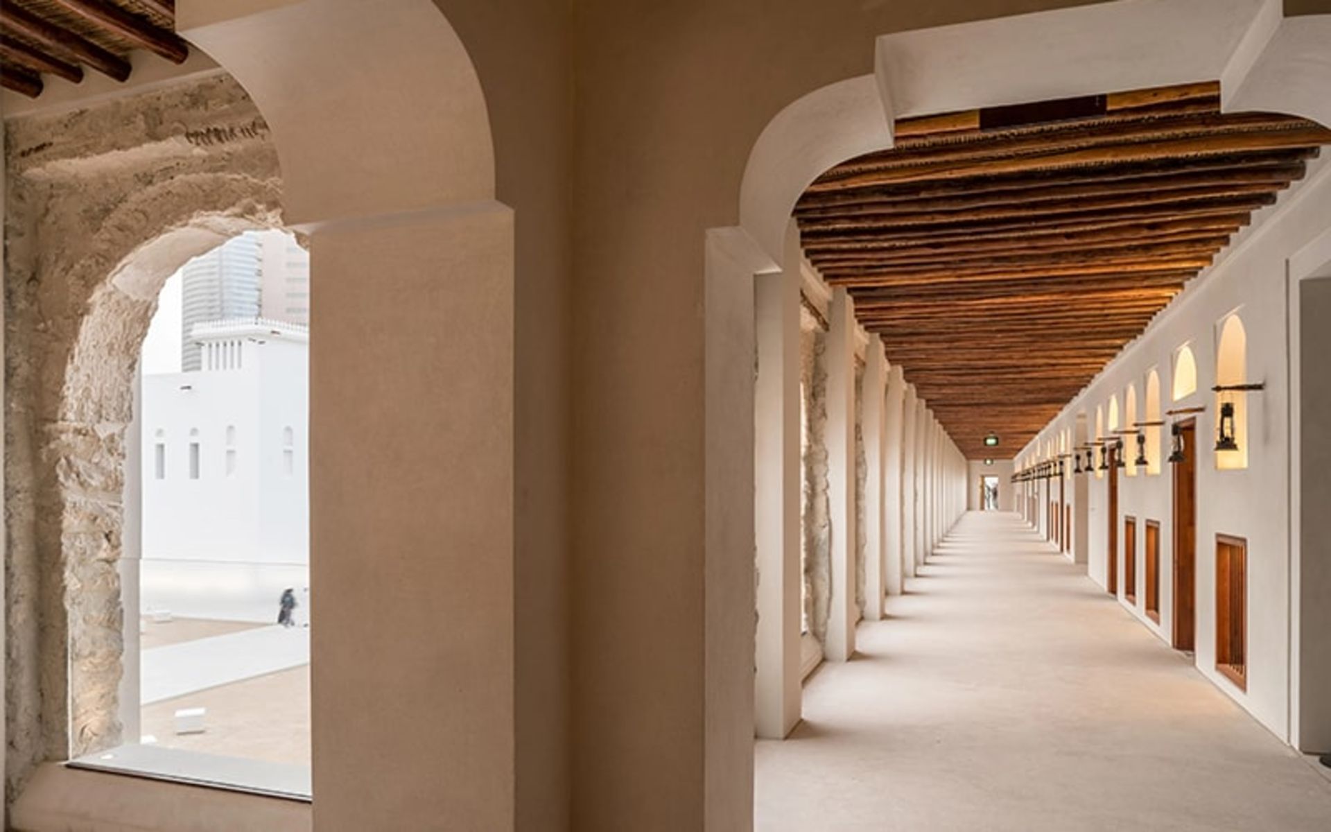 ایوان ستو‌ن‌دار قصر الحصن ابوظبی، منبع عکس: visitabudhabi.ae، عکاس: ناشناس