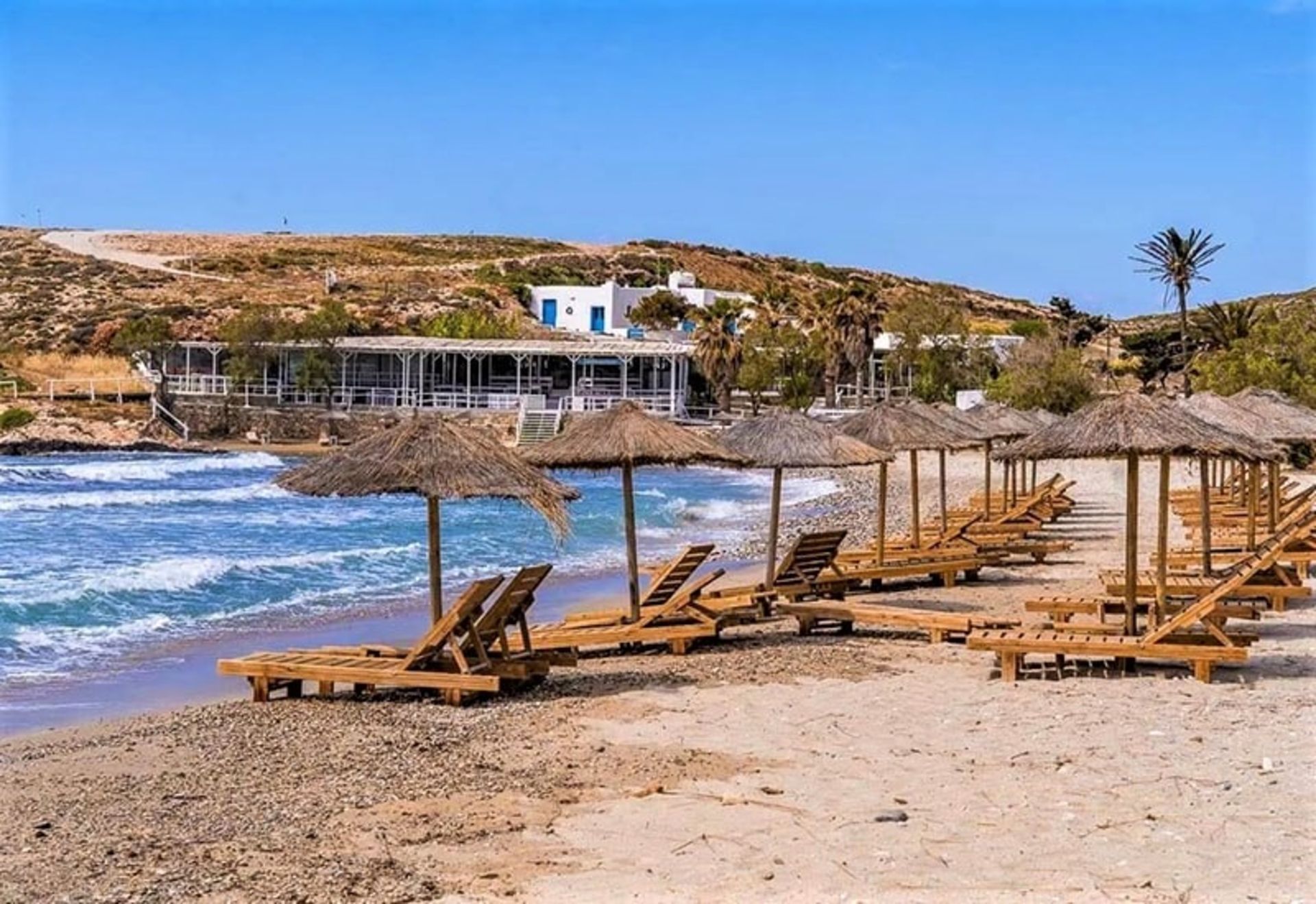 ساحل جزیره پاروس یونان، منبع عکس: shewandersabroad.com، عکاس: kriszti