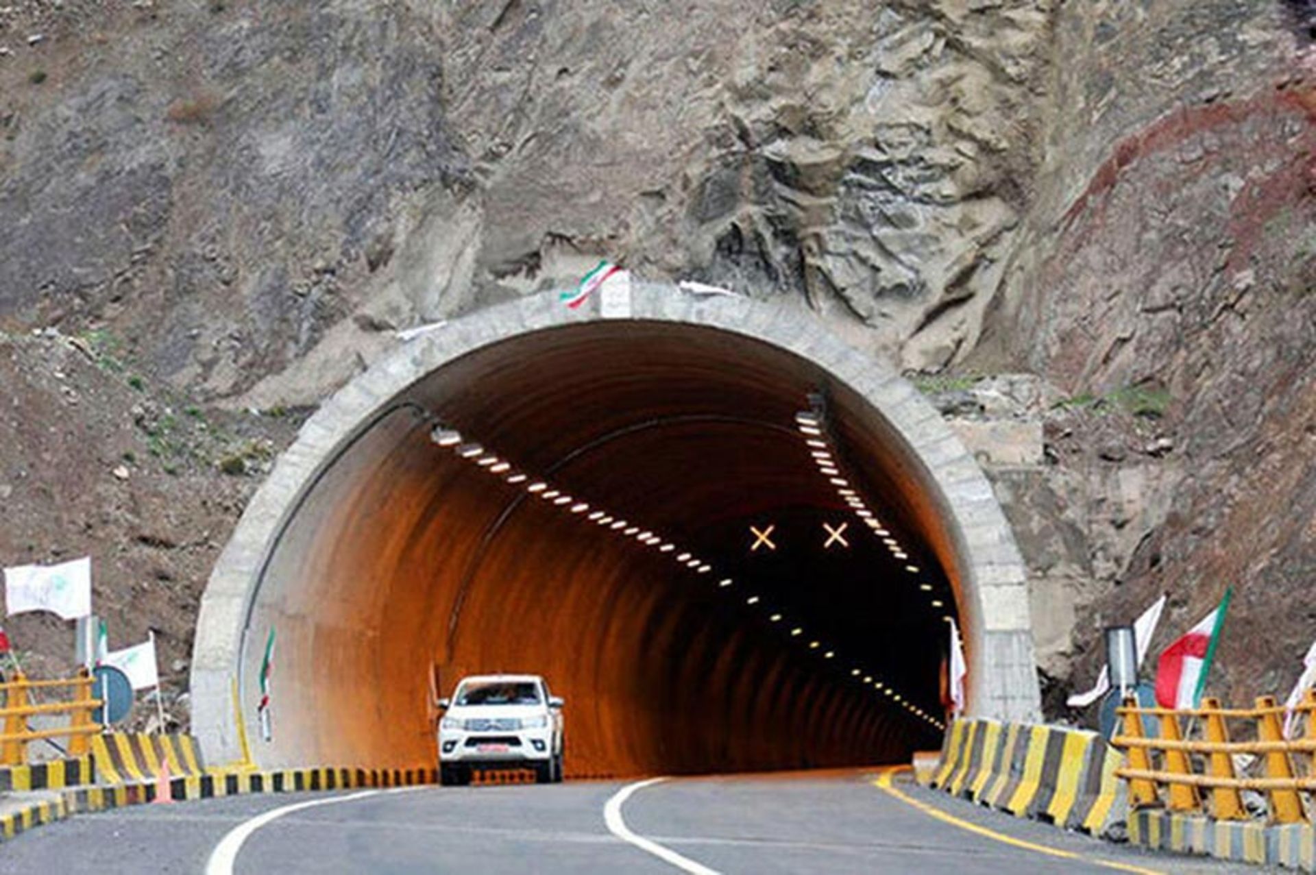 عبور خودرویی از تونل