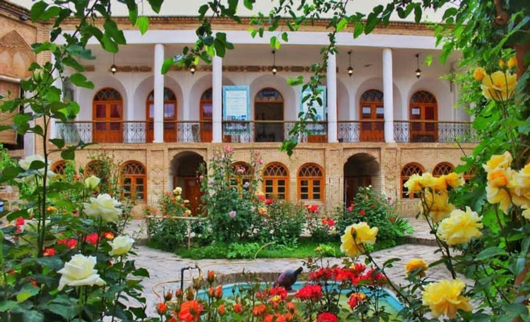 حسینیه جاجرمی در فصل بهار؛ منبع عکس: گوگل مپ؛ عکاس: حسین محمدی
