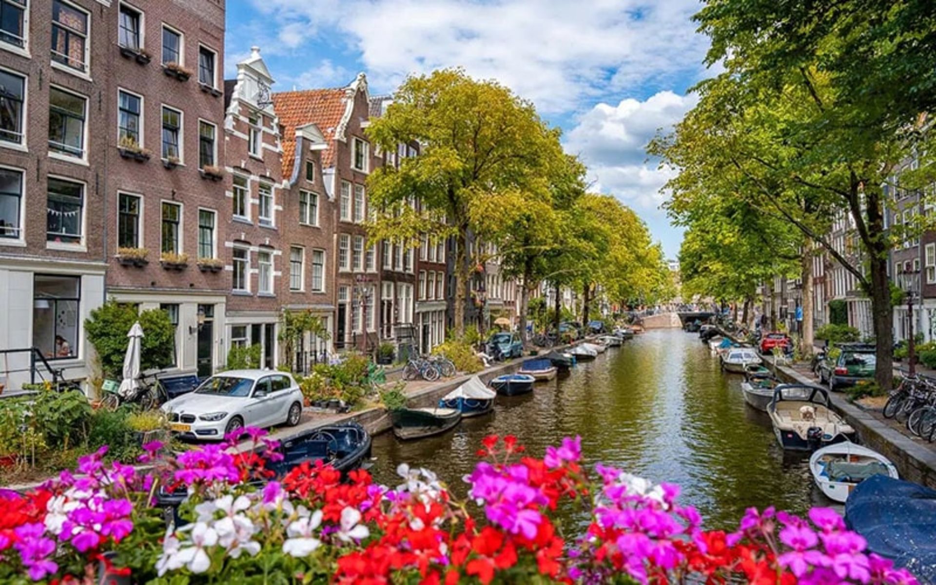 خانه‌های رنگی و کانال آب در آمستردام