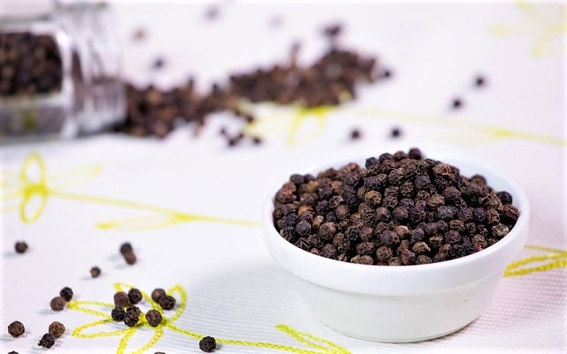 یک ظرف فلفل سیاه نکوبیده