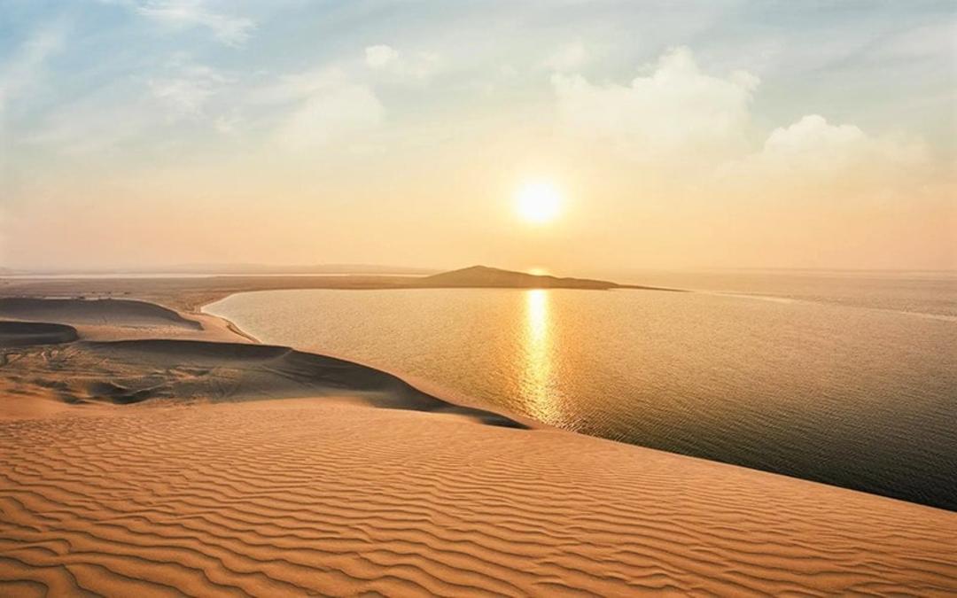 غروب خورشید در خور العدید قطر، منبع عکس:، عکاس: ناشناس