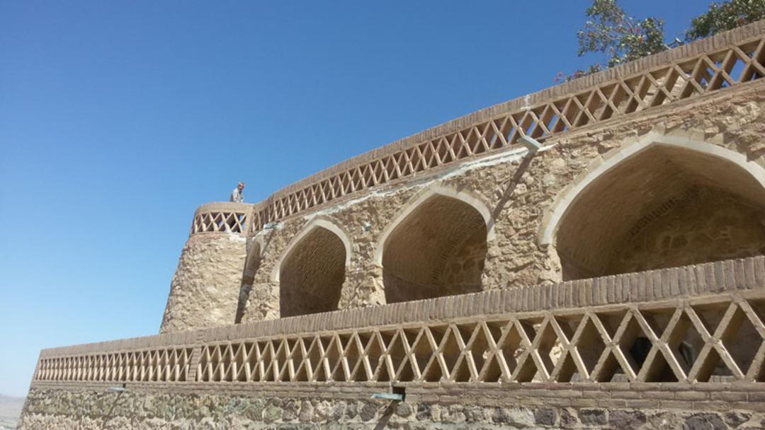 تصویری از معماری فضای بیرونی آرامگاه بوذرجمهر قاینی؛ منبع عکس: گوگل مپ؛ عکاس: aj bours