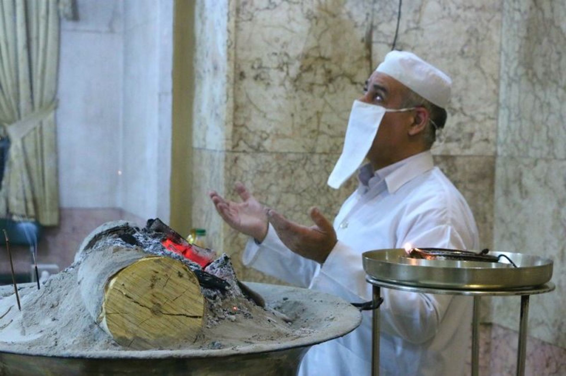 نیایش در جوار آتش در جشن میانه زمستان؛ منبع عکس: ajammc.com؛ عکاس: بهراد نفیسی