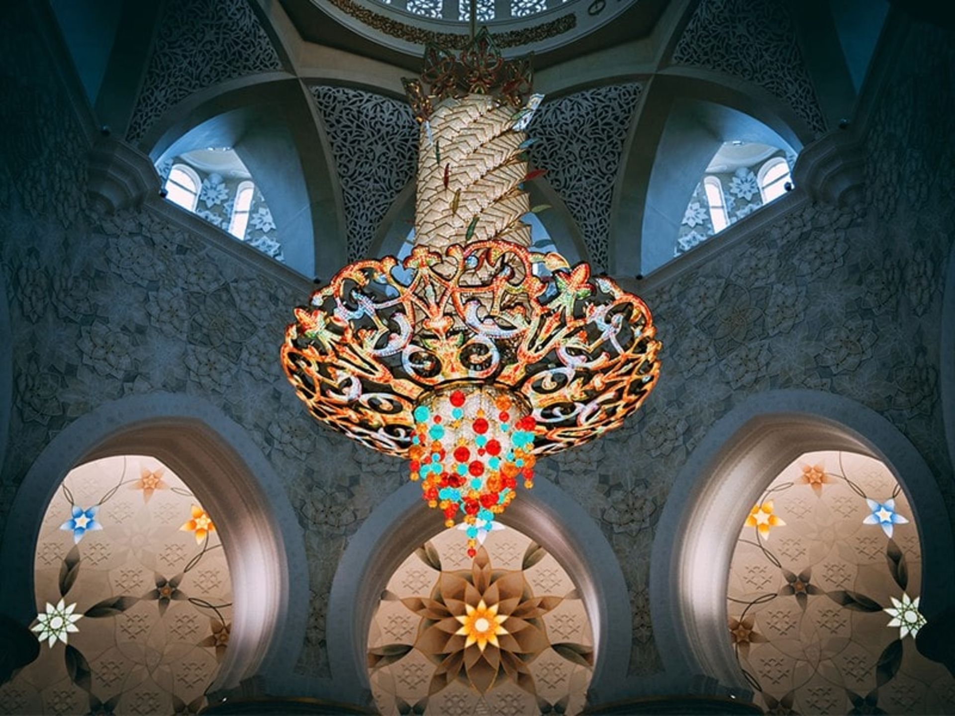 لوستر بزرگی در مسجد شیخ زاید، منبع عکس: unsplash.com، عکاس: zahid lilani