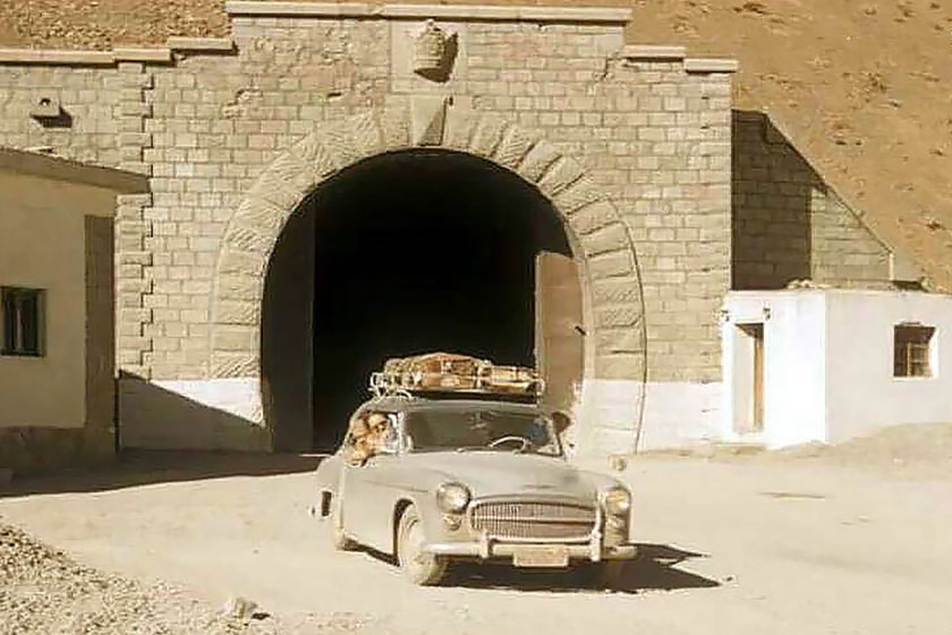 خودروی قدیمی جلوی تونل کندوان