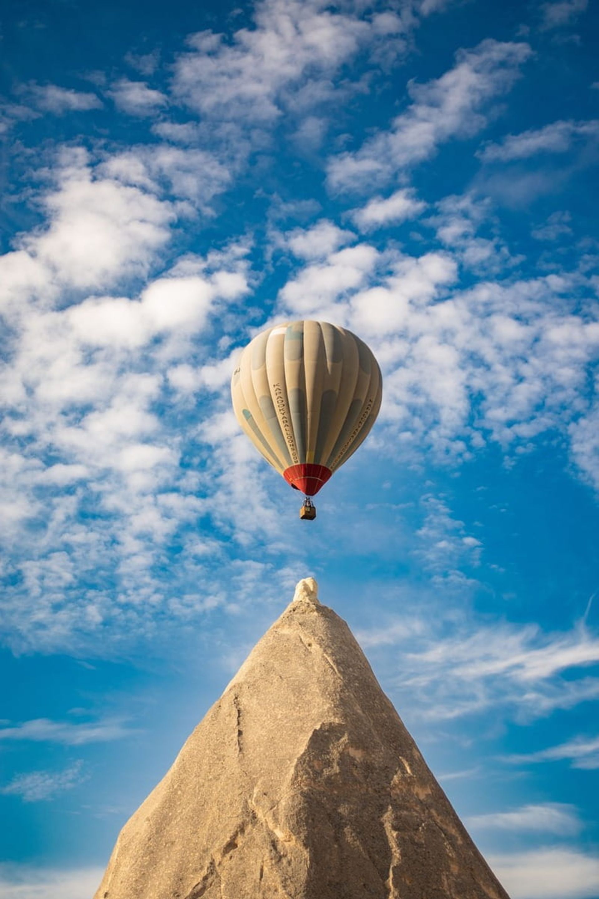 پرواز بالون‌ها بر فراز صخره‌های کاپادوکیا ترکیه، منبع: pixabay.com