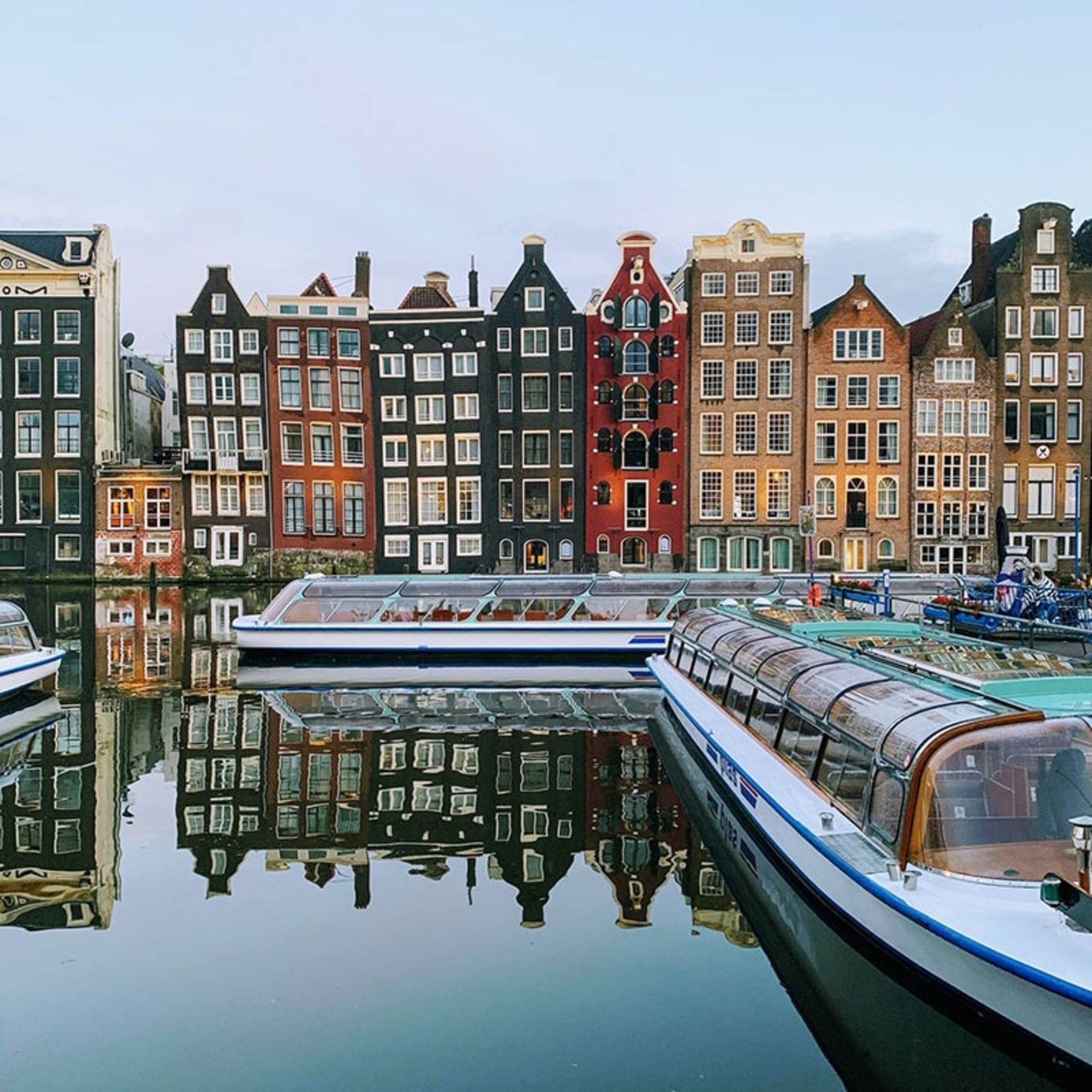 قایق‌های بزرگ در آمستردام