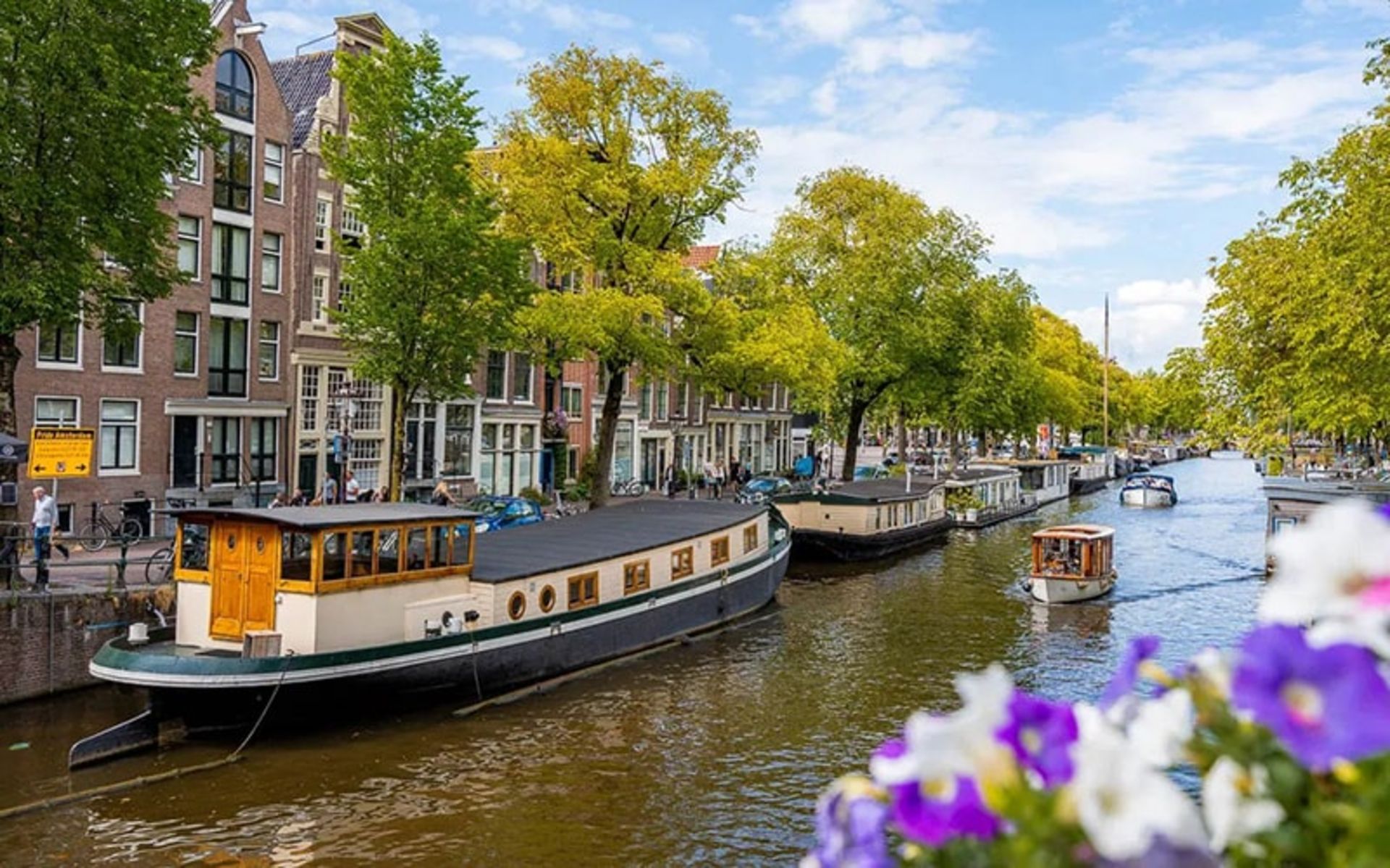 قایق ها در کانال آبی در آمستردام