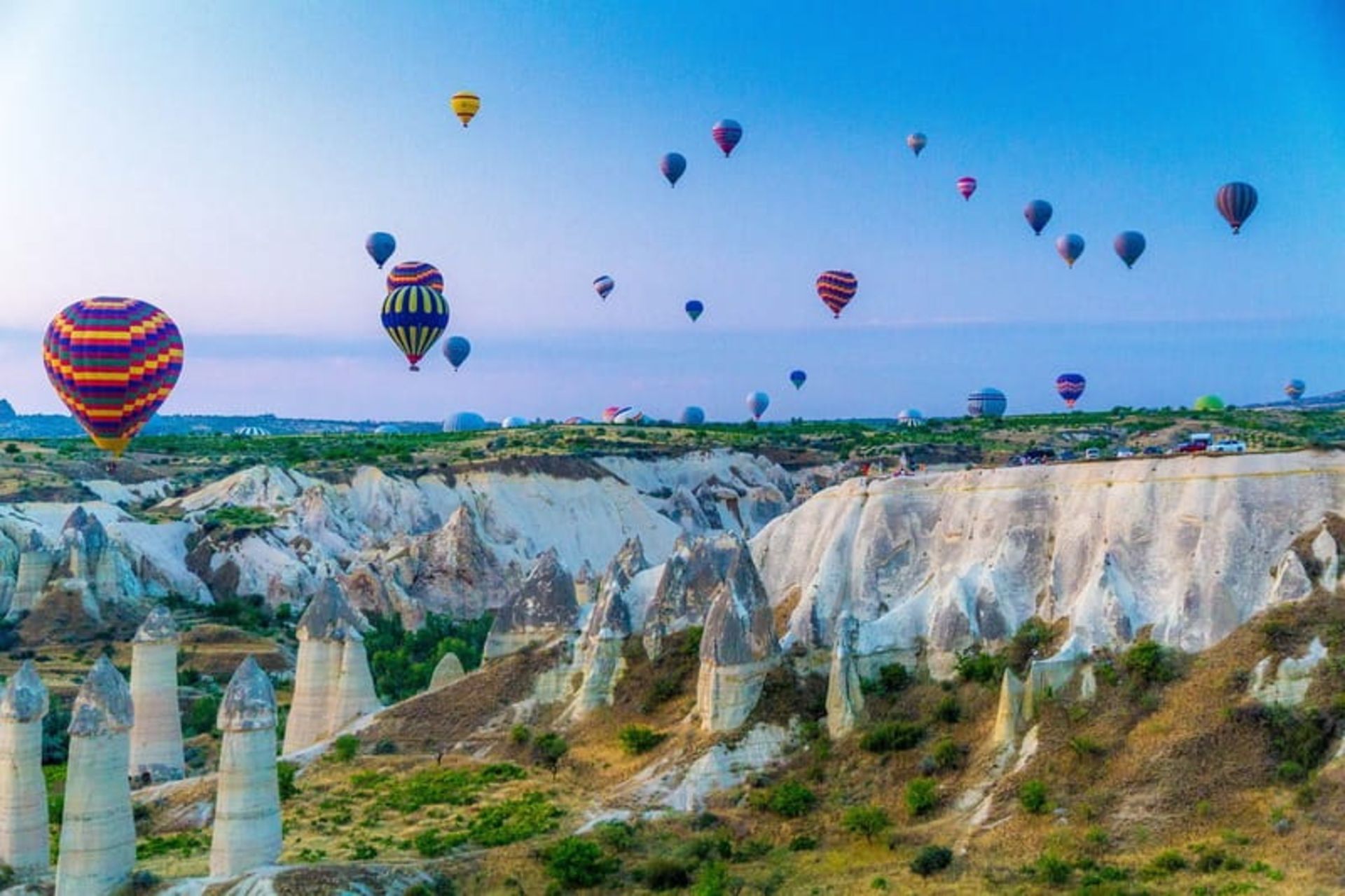 منظره‌ای تماشایی از پرواز بالون‌های هوای گرم در کاپادوکیا، منبع: pixabay.com