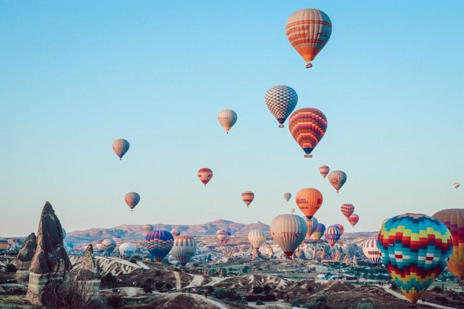 منظره‌ای تماشایی از پرواز بالون‌های هوای گرم در کاپادوکیا، منبع: pixabay.com