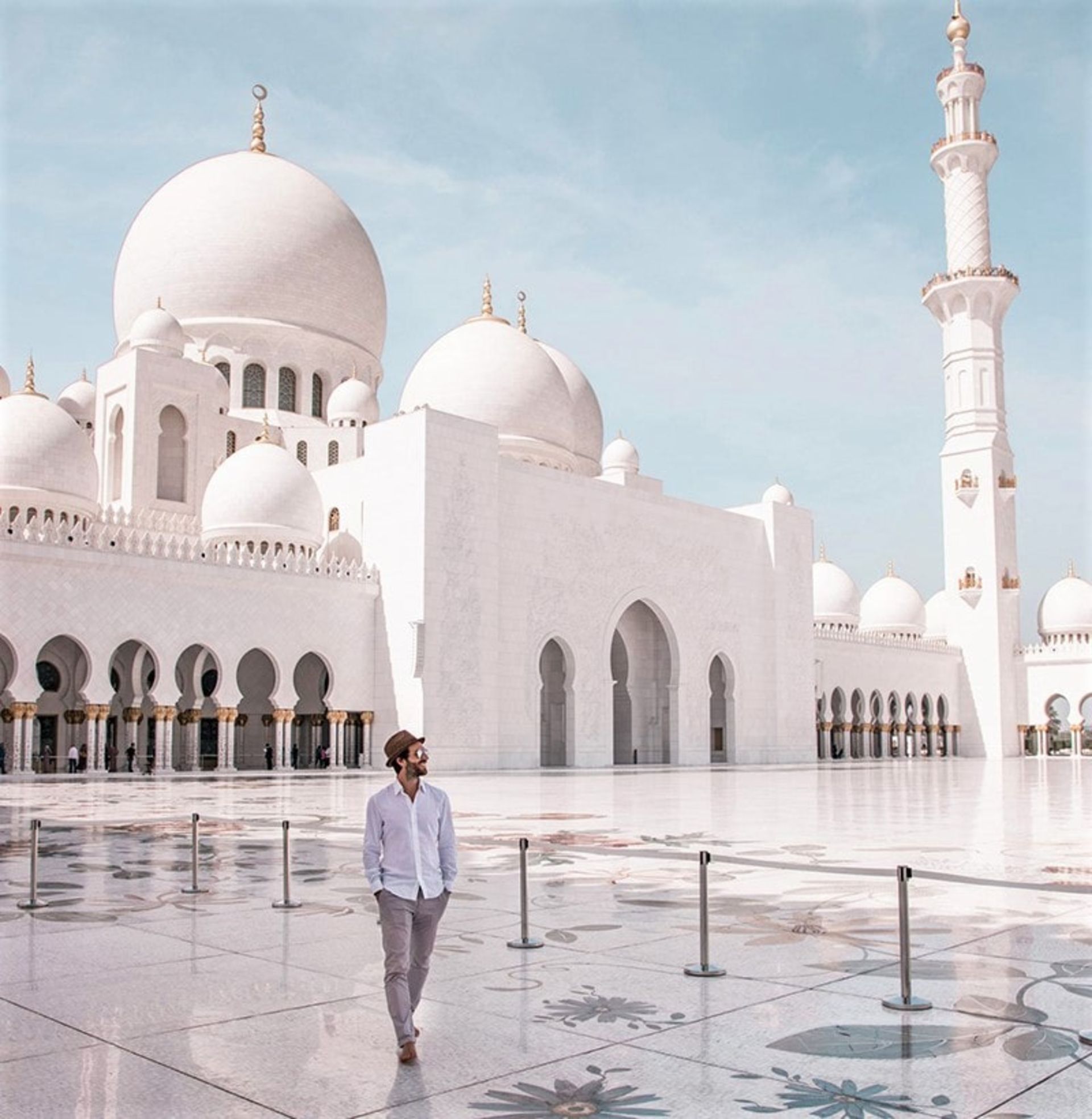 حیاط بزرگ مسجد شیخ زاید، منبع عکس: topolindra.com، عکاس: ناشناس