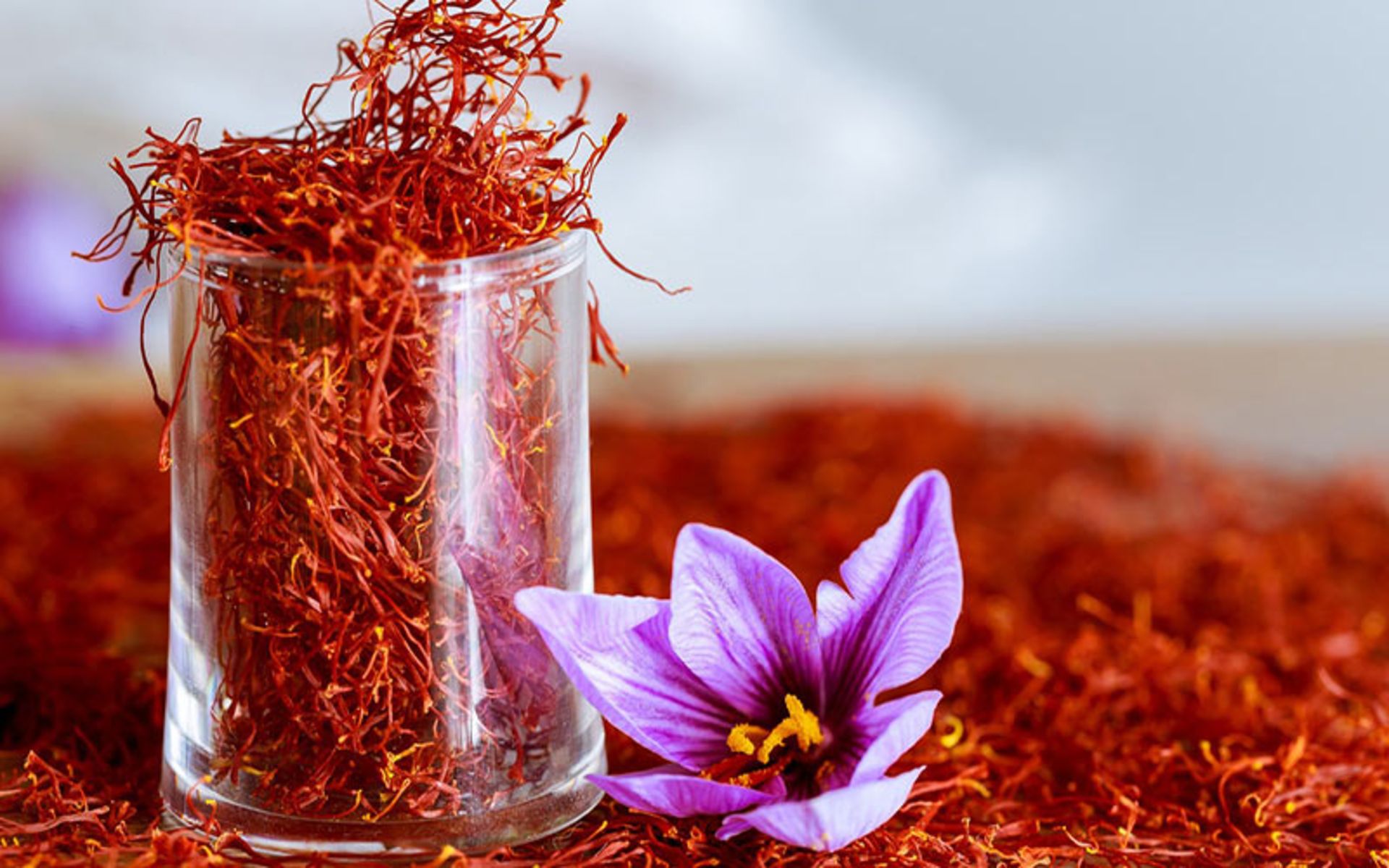 یک شیشه حاوی زعفران