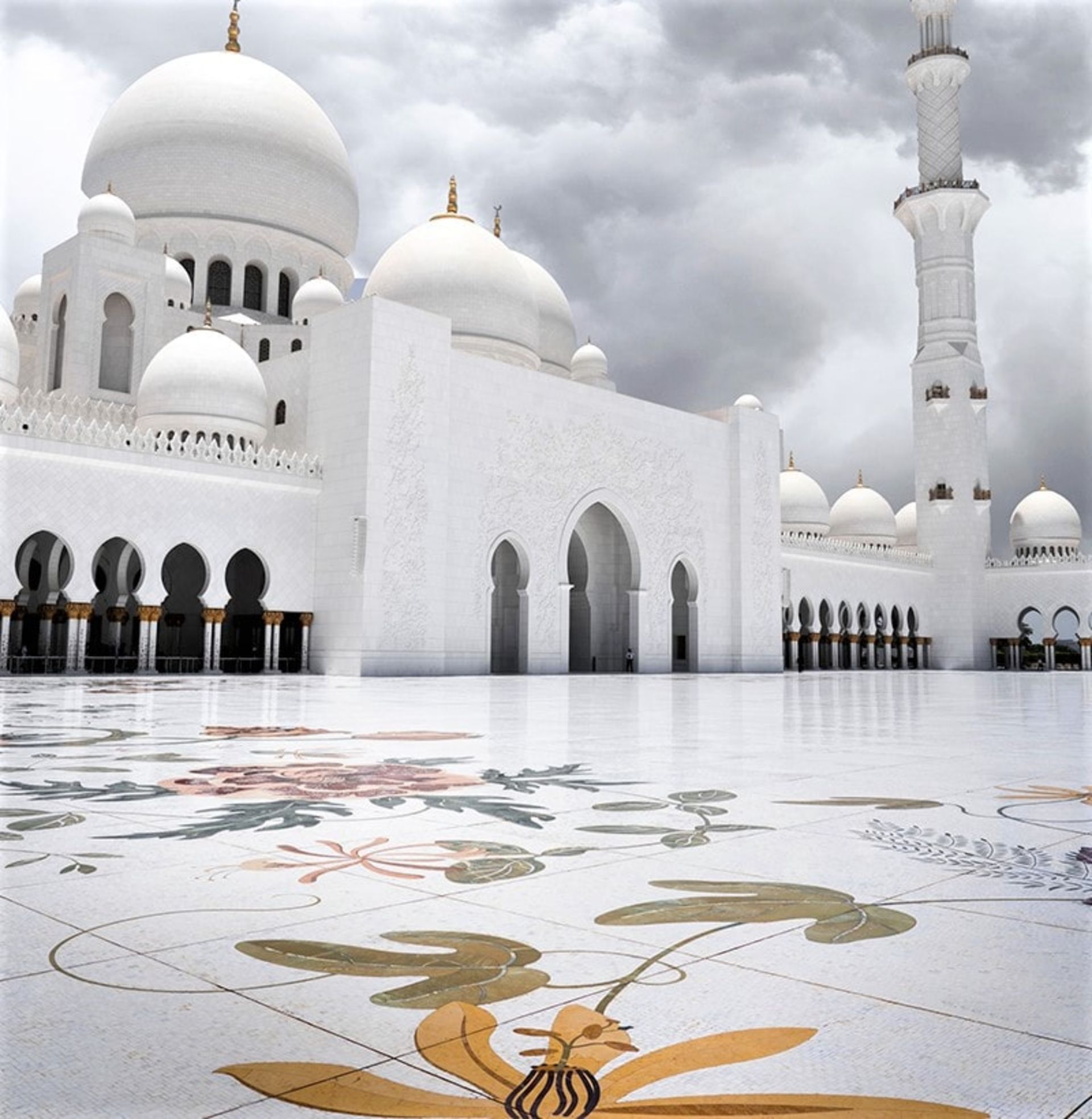 تزیینات سنگی در کف حیاط مسجد شیخ زاید، منبع عکس: unsplash.com،‌ عکاس: sarvaswa tandon