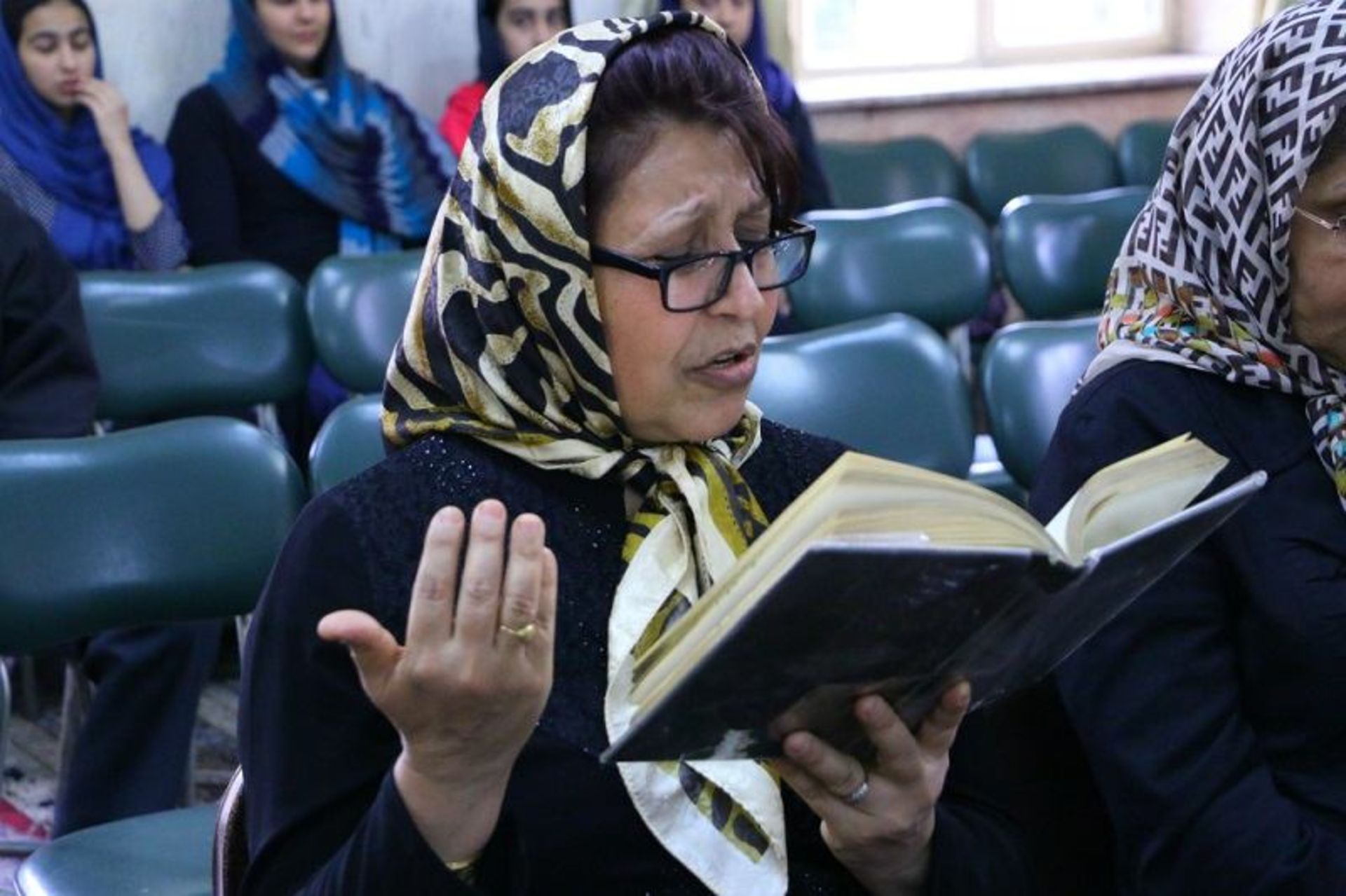 نیایش در جشن میانه زمستان؛ منبع عکس: ajammc.com؛ عکاس: بهراد نفیسی