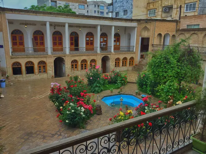 تصویر حیاط حسینیه جاجرمی همراه با نمای ساختمان؛ منبع عکس: گوگل مپ؛ عکاس: Saed