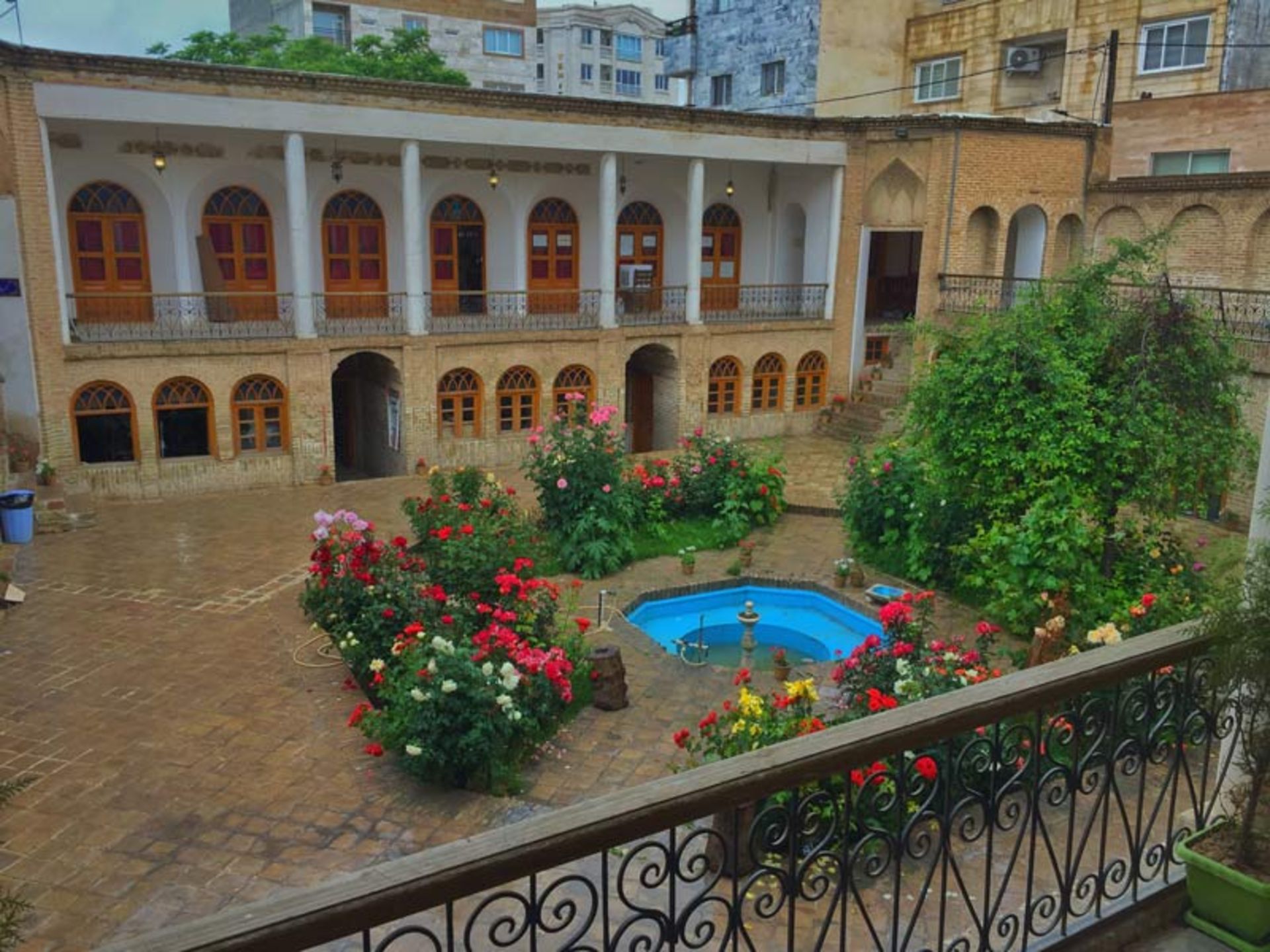 تصویر حیاط حسینیه جاجرمی همراه با نمای ساختمان؛ منبع عکس: گوگل مپ؛ عکاس: Saed
