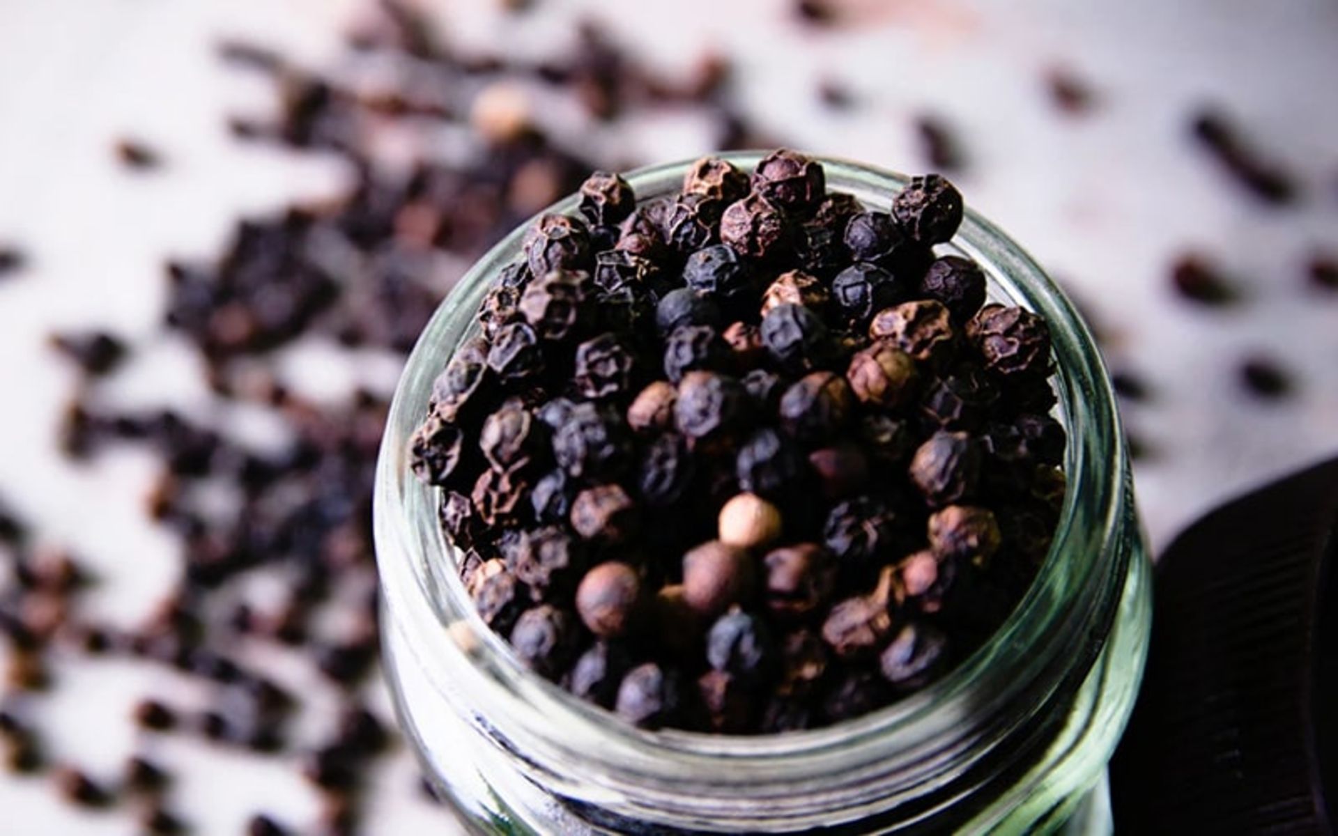 یک شیشه فلفل سیاه