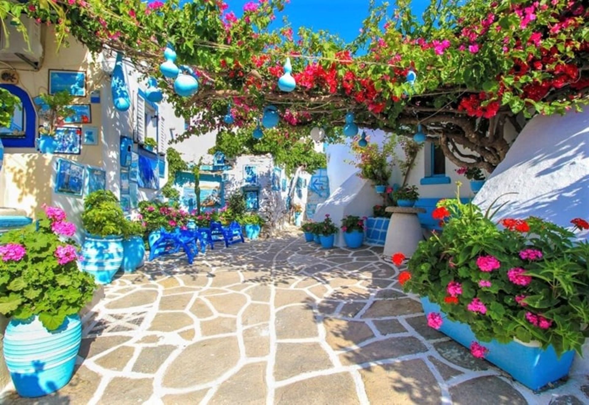 رستوران رنگارنگی در جزیره پاروس،منبع عکس: shewandersabroad.com، عکاس: kriszti