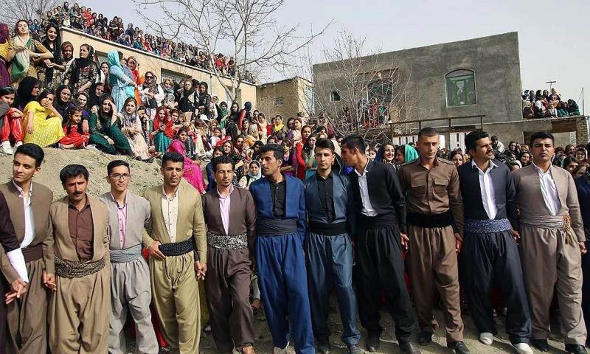 پایکوبی در مراسم پیرشالیار؛ منبع عکس: panartmag.com؛ عکاس: نامشخص