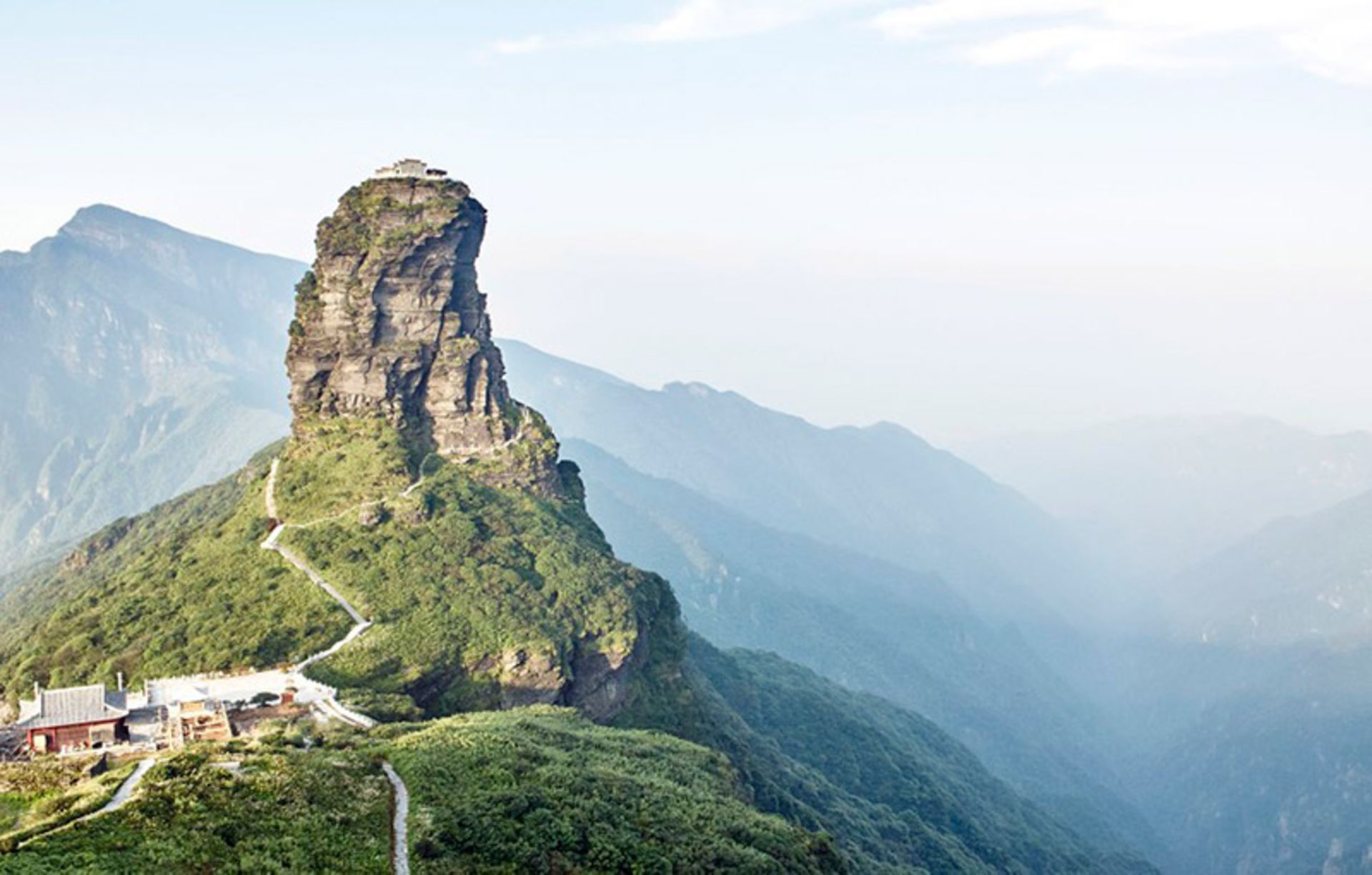 نمایی از کوه فانجینگ (Fanjing or Fanjingshan) شامل ذخیره‌گاه طبیعی و معابد بودایی در استان گوئیژو در جنوب غربی چین