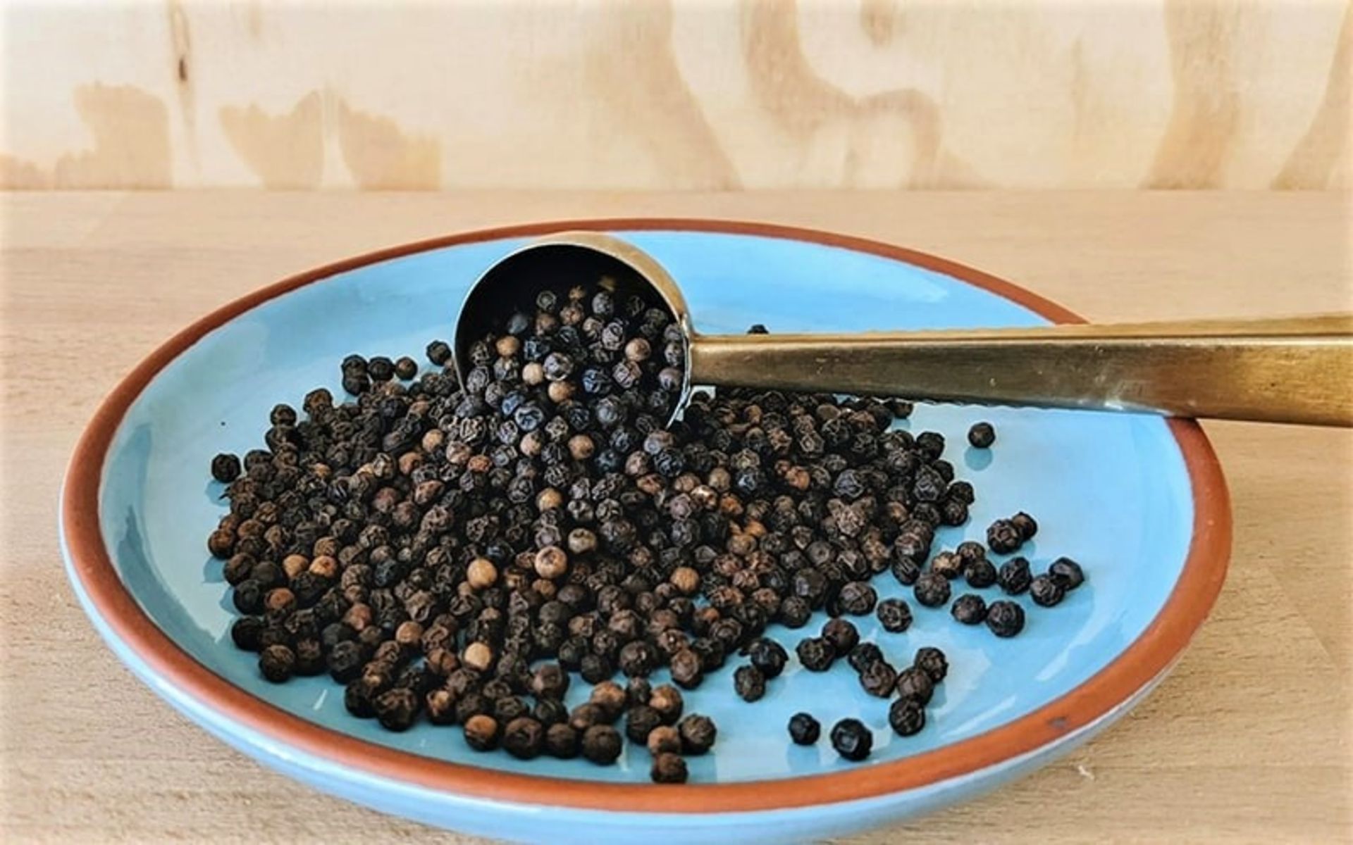 دانه‌های فلفل سیاه در یک بشقاب