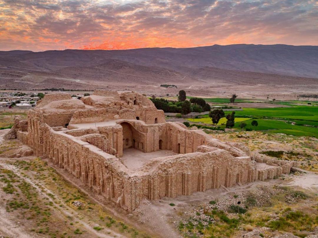 کاخ اردشیر در محوطه تاریخی فیروزآباد؛ منبع عکس: گوگل مپ؛ عکاس: رامین گودرزی