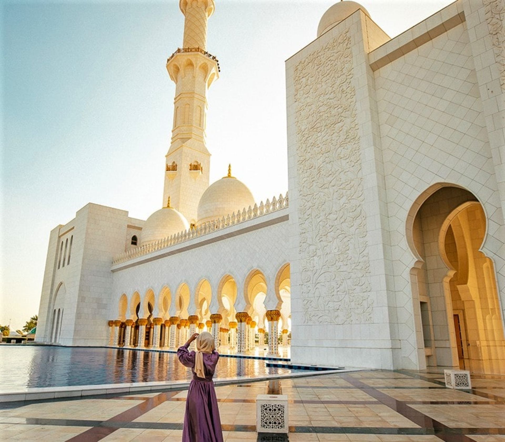 ساختمان سفیدرنگ مسجد شیخ زاید، منبع عکس: goanniewhere.com، عکاس: ناشناس